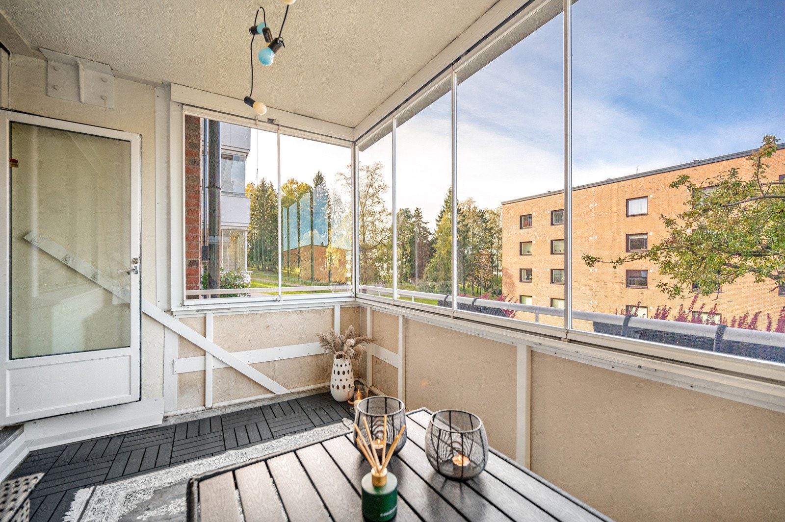 En gjennomgående og attraktiv 3-roms i 2. etasje beliggende på Tveita, i Oslo. Galleribilde