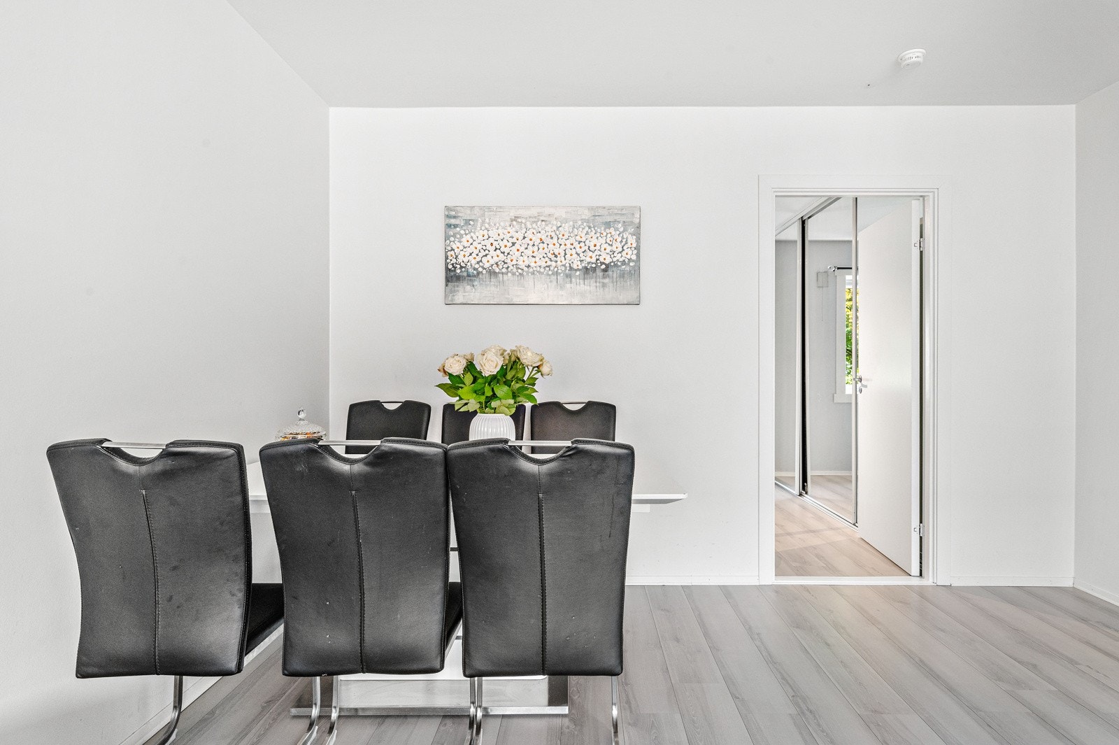 Spisestuedelen har plass til et større spisebord. Passende for familiemiddager eller gjester. Galleribilde