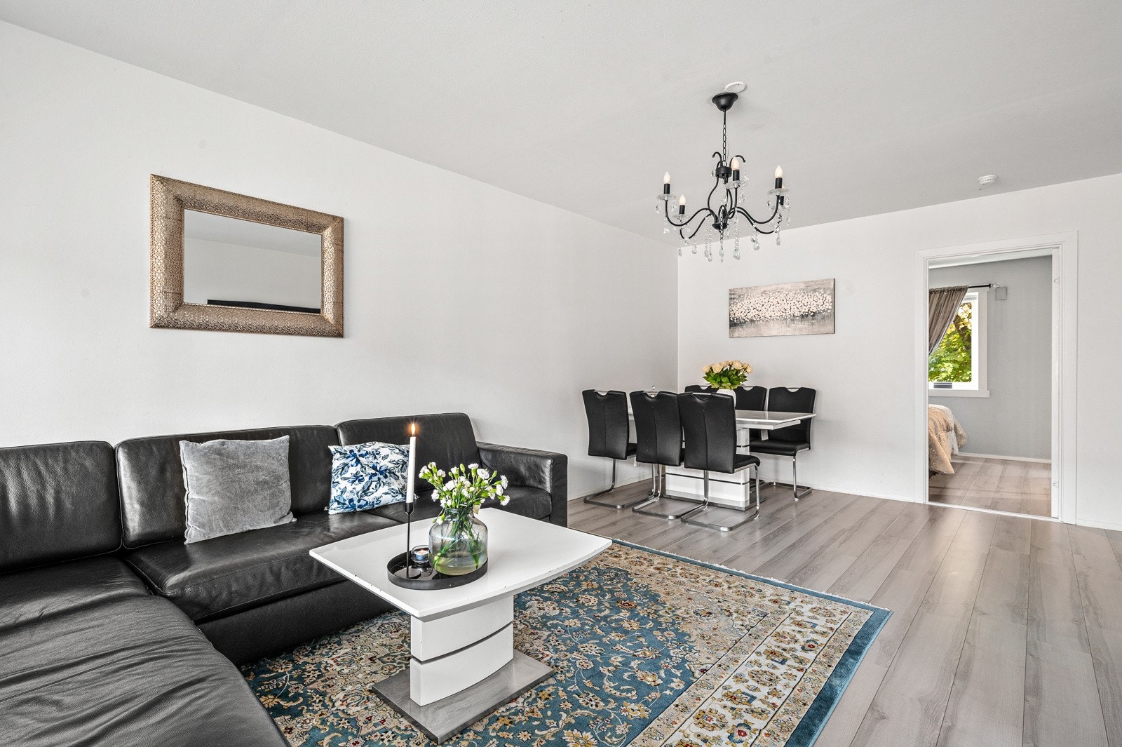 Lys og innbydende stue inndelt i en spisestueseksjon og Tv-seksjon Galleribilde