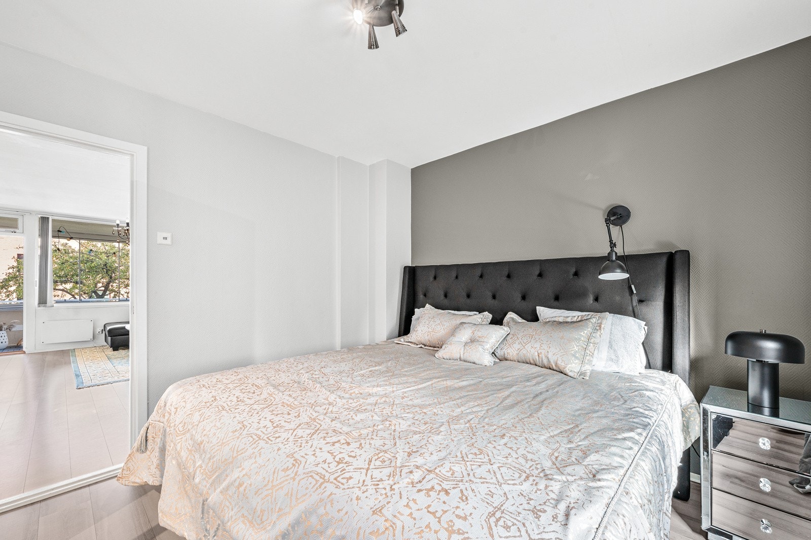 Hovedsoverommet kan innredes med en dobbeltseng og diverse belysning. Galleribilde