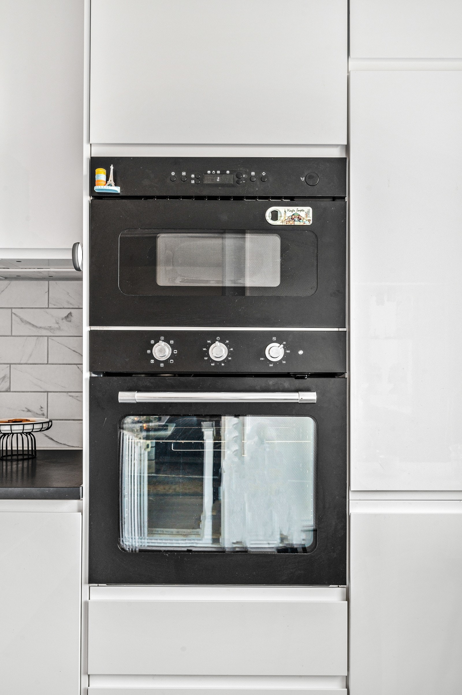 Det er inntrukket sokkel på underskap. Godt med skapplass til diverse kjøkkenutstyr og service. Galleribilde