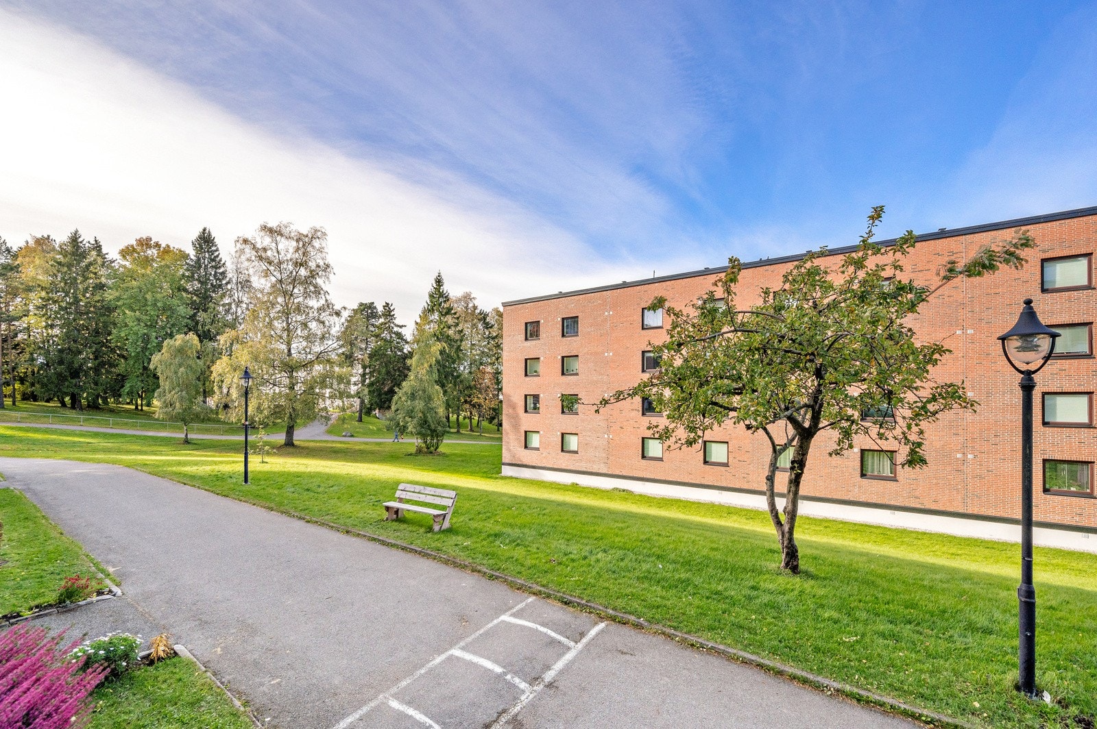 På denne måten er beboerne mer skjermet fra trafikk og gjør det til barnevennlig sted for utendørs lek. Galleribilde
