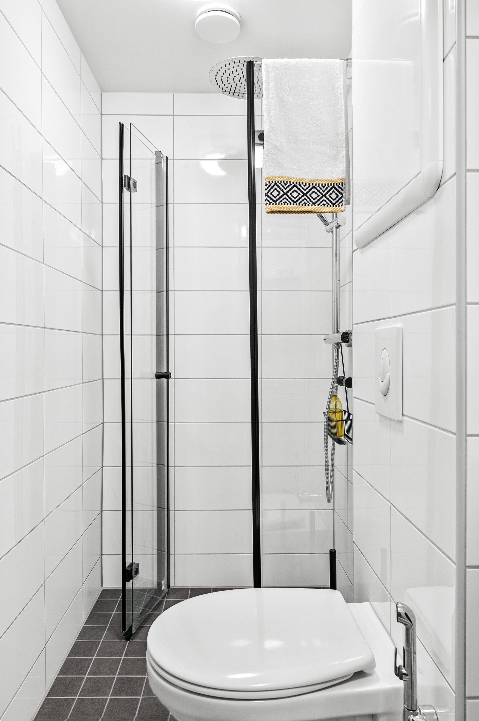 Badet er innredet med innebygget sisterne med vegghengt wc. Dusjhjørne med nedsenk og dusjdører. Galleribilde