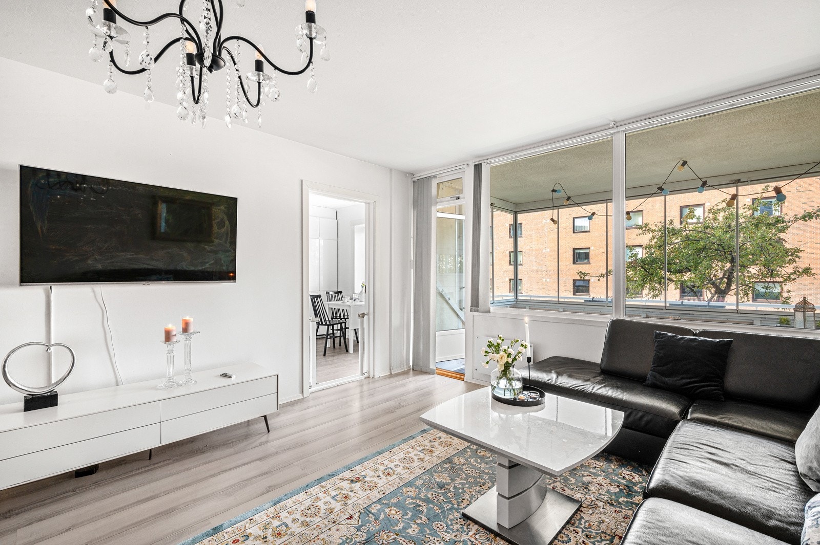 Fra stuen har du tilgang til en trivelig innglasset balkong. Galleribilde