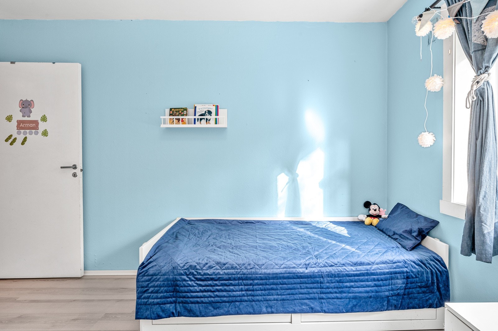 Soverom 2 kan møbleres med seng, skrivebord, garderobeskap og bokhyller til bøker og barneleker. Galleribilde