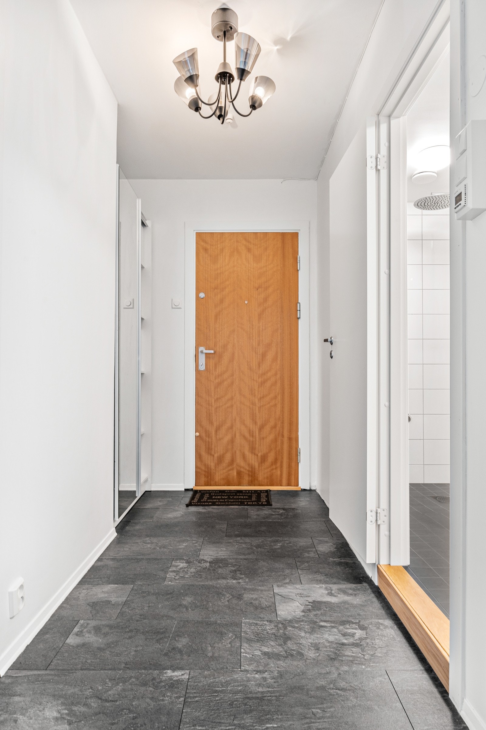 Entrè med et innhug ved inngangsdøren, der det kan fås plass til et garderobeskap. Galleribilde