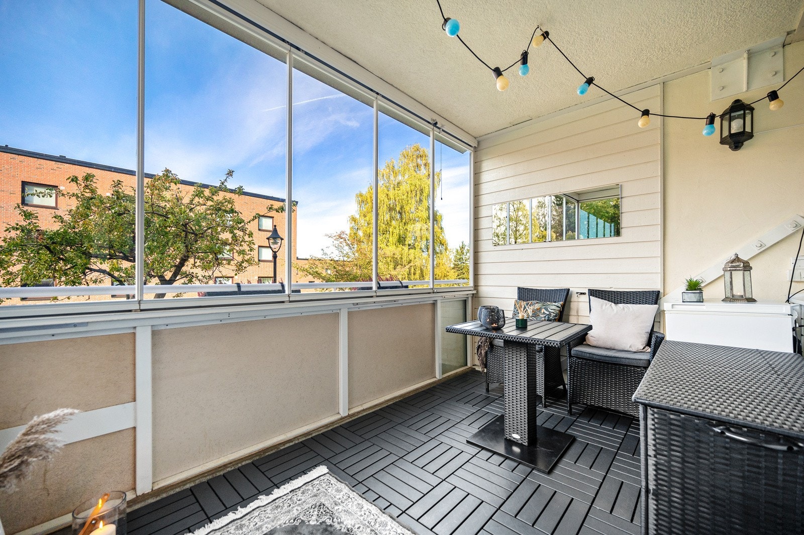 Det kan møbleres med en loungegruppe eller sittegruppe som kan nytes dersom man vil spise måltidene sine utendørs på sommeren. Galleribilde