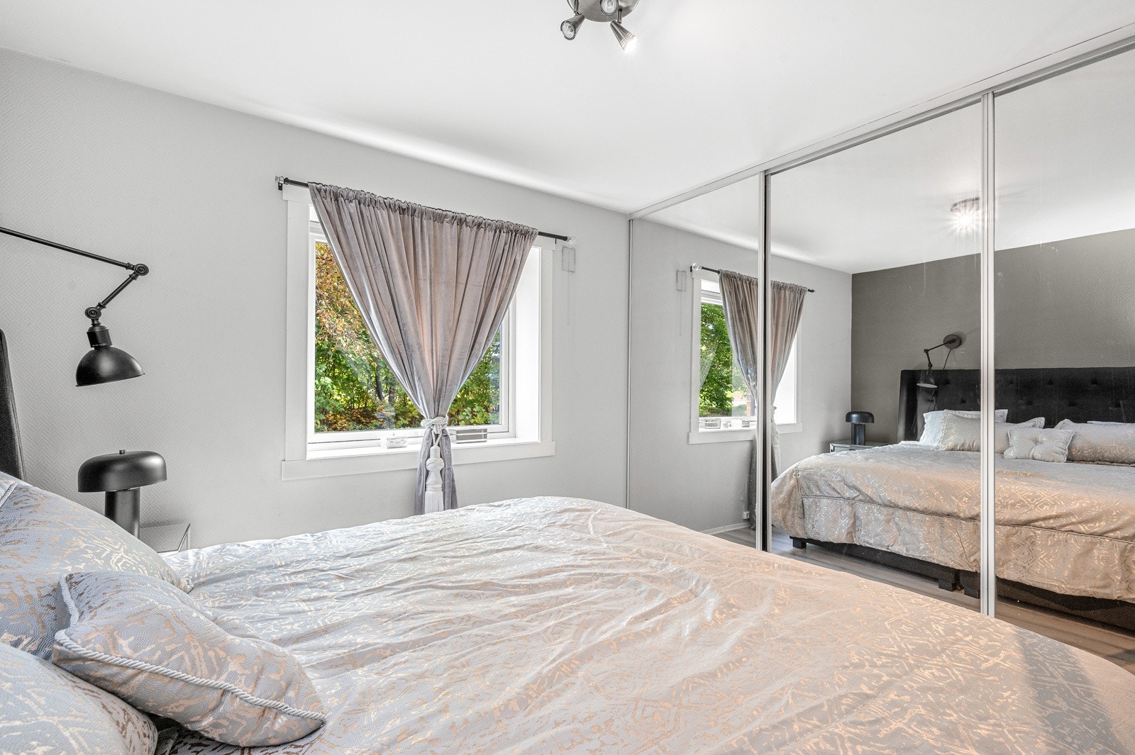 Langs den ene veggen er det satt inn skyvedørsgarderobe med speil. Galleribilde