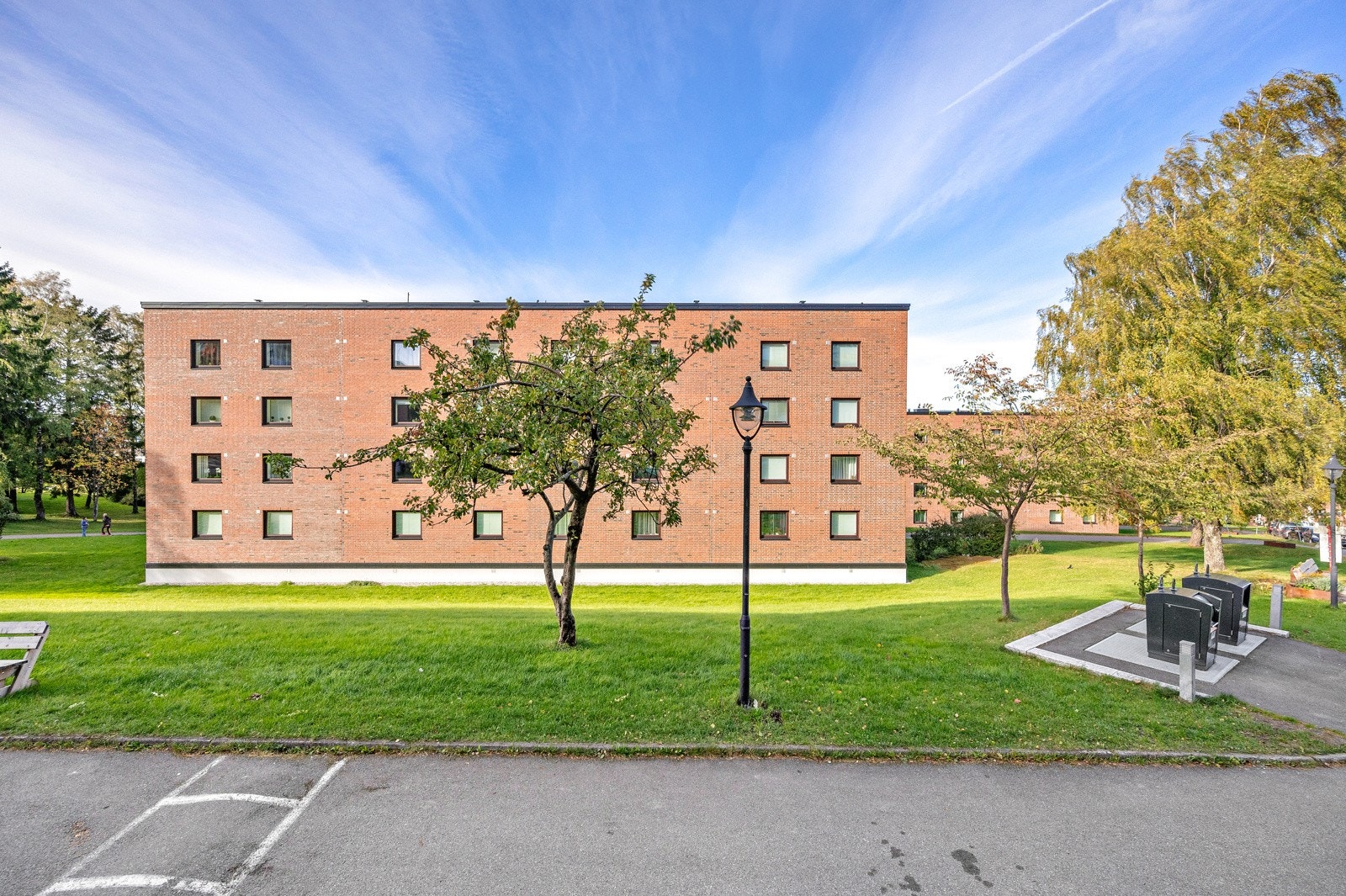 Nabolaget består hovedsaklig av blokker og oppleves som rolig område med tilgang til det meste Galleribilde