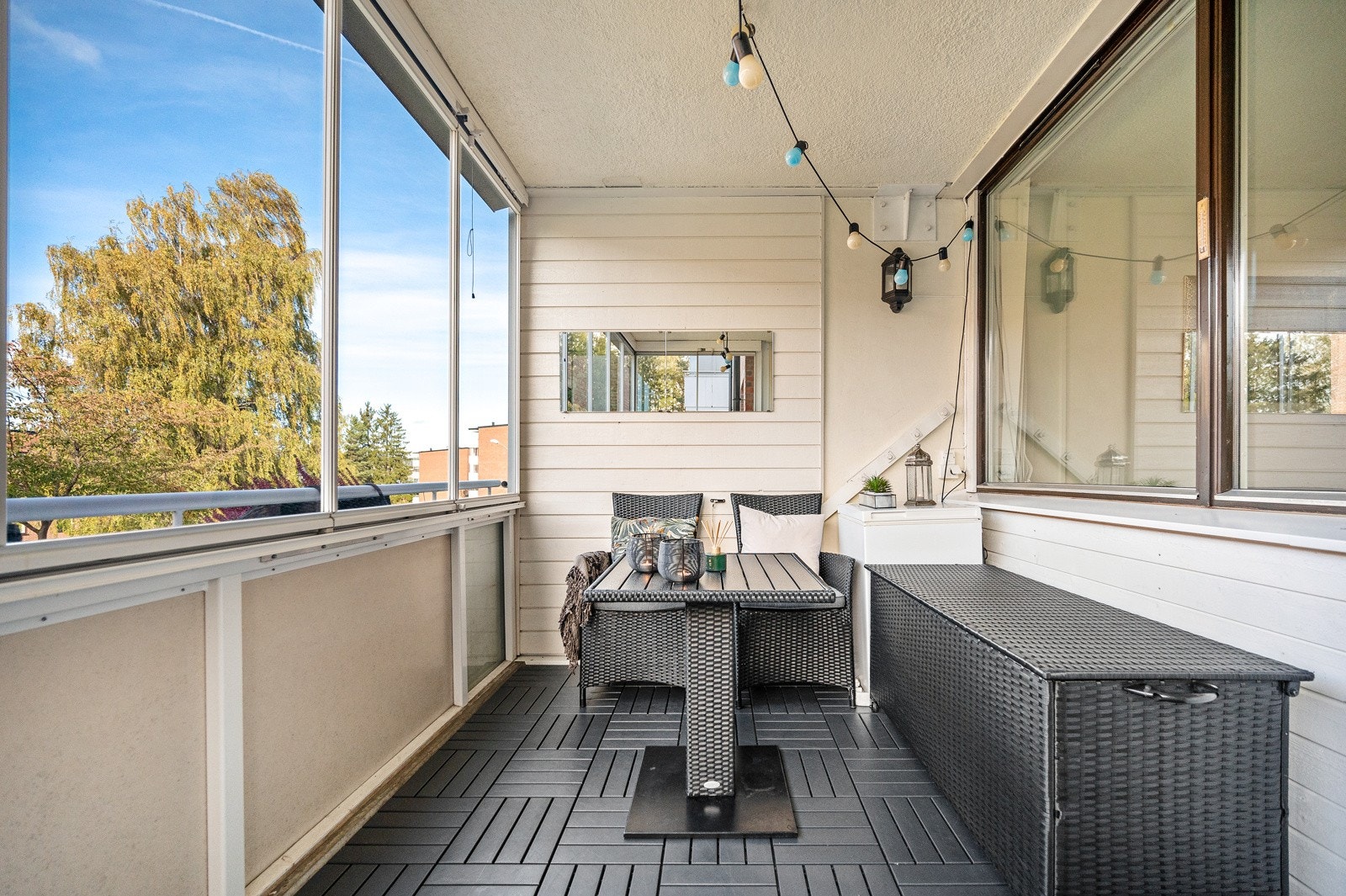 Fra stuen er det utgang til en innglasset balkong på ca. 10 kvm. Galleribilde