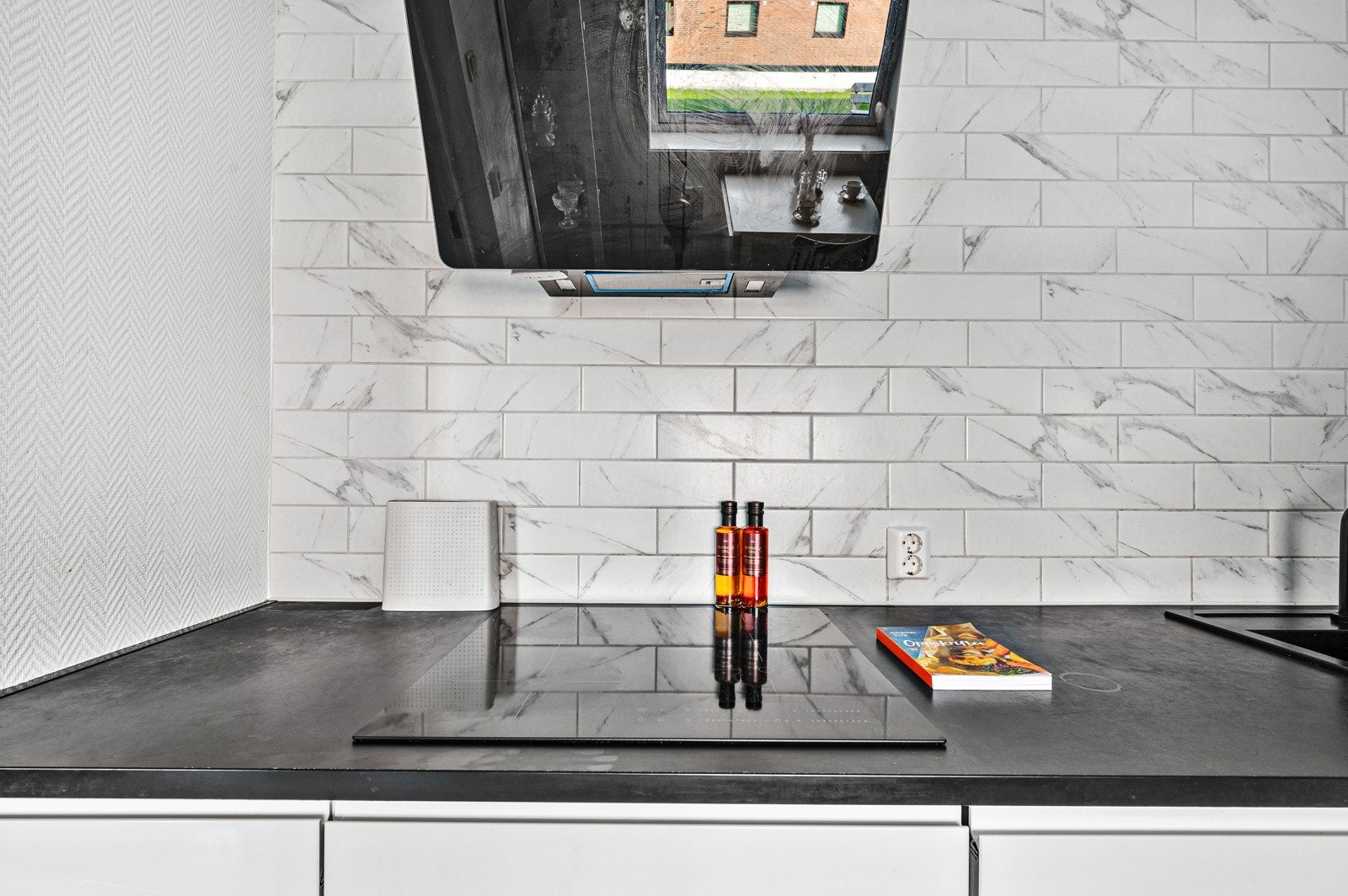 Integrerte hvitevarer som stekeovn, mikro, platetopp, oppvaskmaskin og kjøl/frys skap. Køkkenventilator med filter. Galleribilde