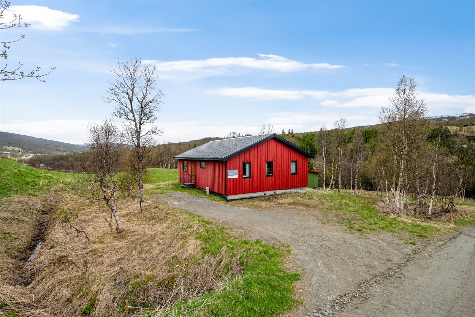 Eiendommen har en meget usjenert beliggenhet, uten naboer tett på, og tomt med gressplen, trær og annen stedlig vegetasjon. Galleribilde