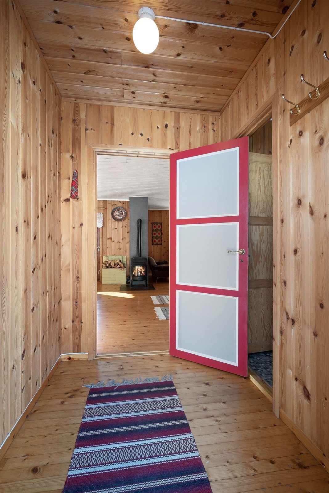 Vel innenfor døra ønskes man velkommen av et vindfang som står i stil til fritidseiendommen for øvrig. Galleribilde