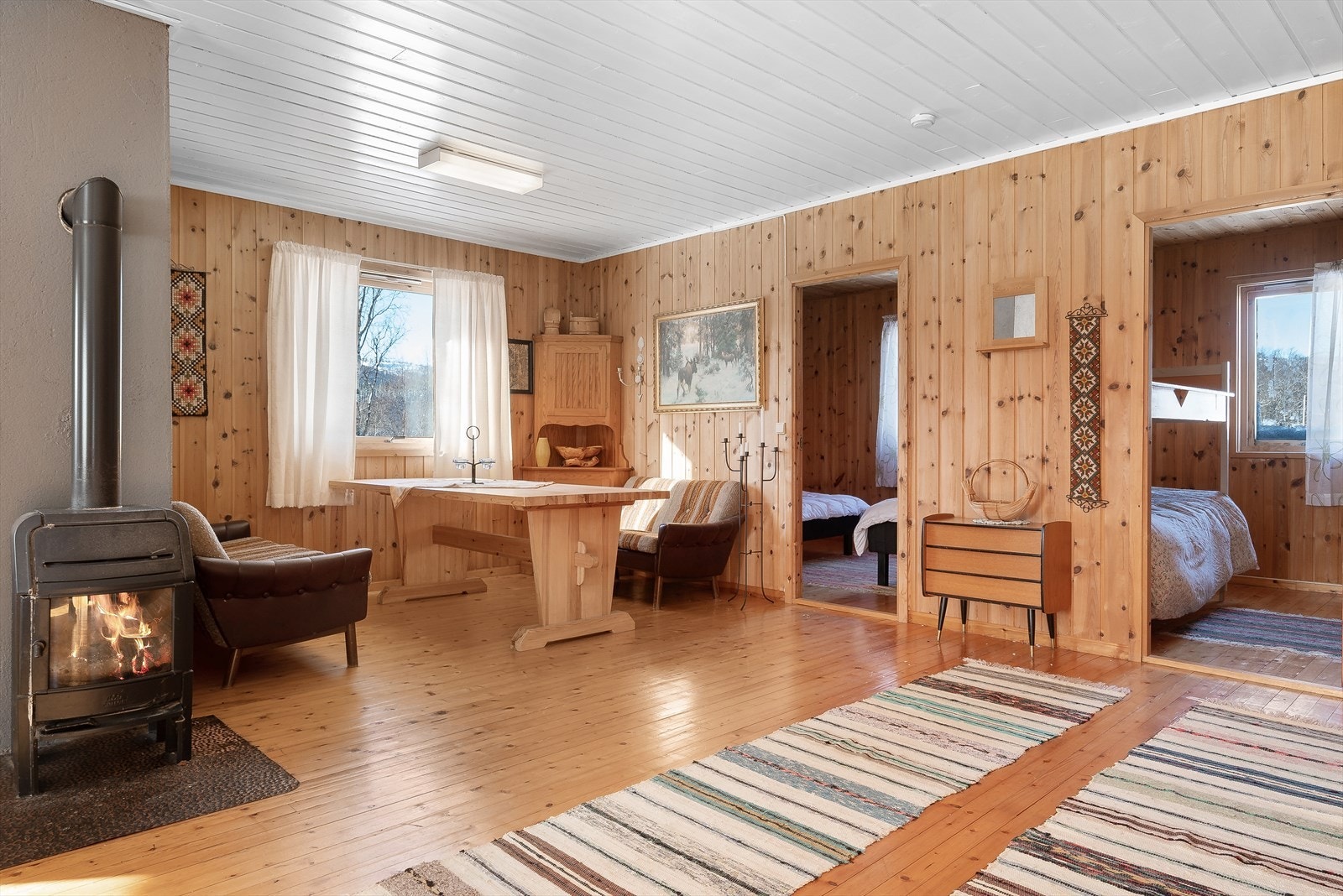 Etter en lang dag ute kan man komme inn å finne varmen foran en vedovn i stuen. Galleribilde