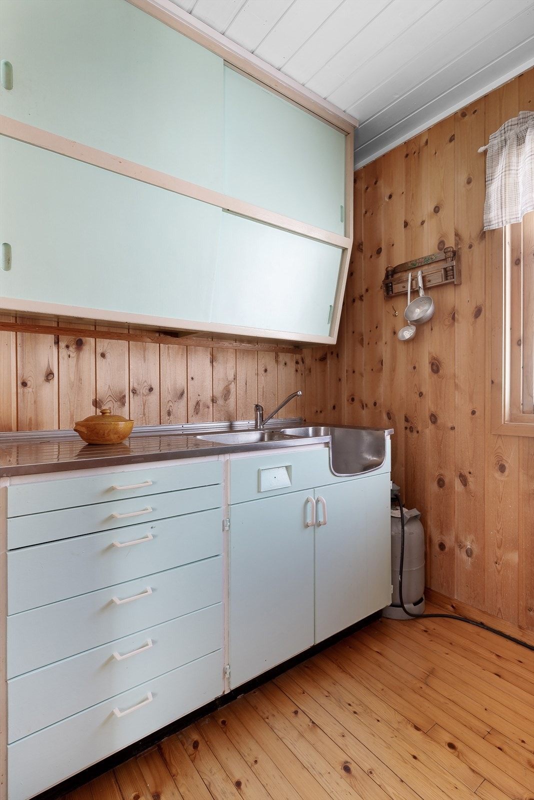 Kjøkkenet har eldre innredning med mintgrønne fronter og dobbel oppvaskkum. Galleribilde