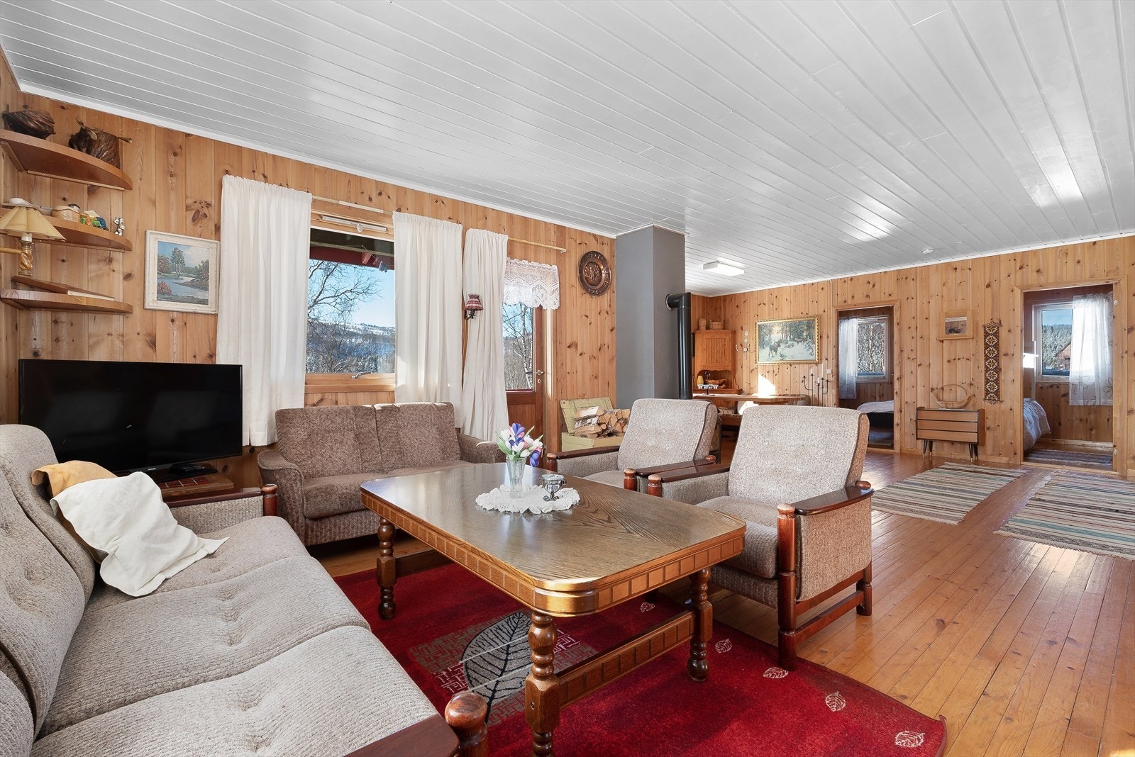 Stuen og kjøkkenet danner et sosialt allrom på ca. 48 kvm, så her er det god plass til flere sittegrupper. Galleribilde