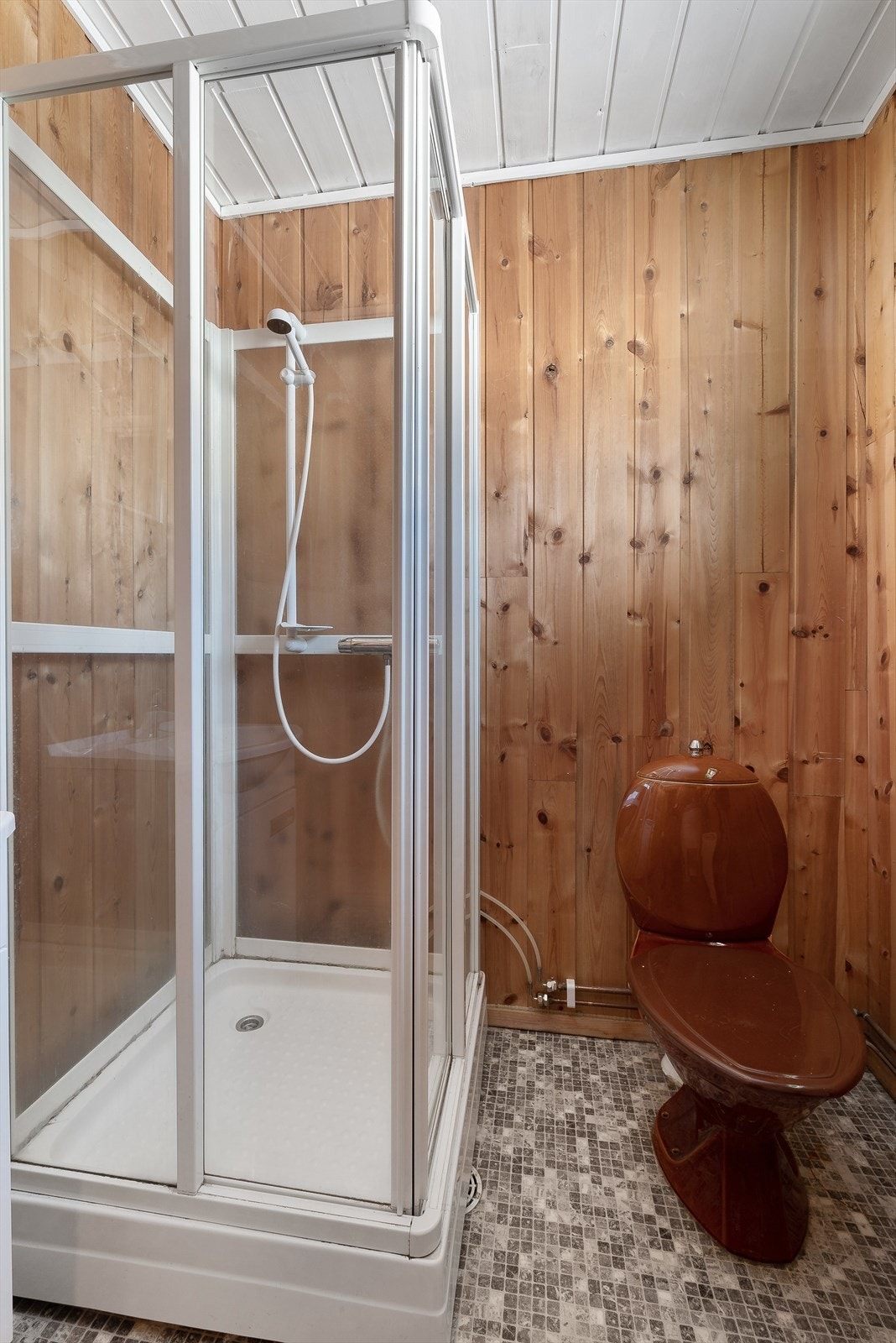 Fritidseiendommen har innlagt strøm og vann, med sikringsskap fra 2017 og varmekabel i røret for å hindre frost. Galleribilde