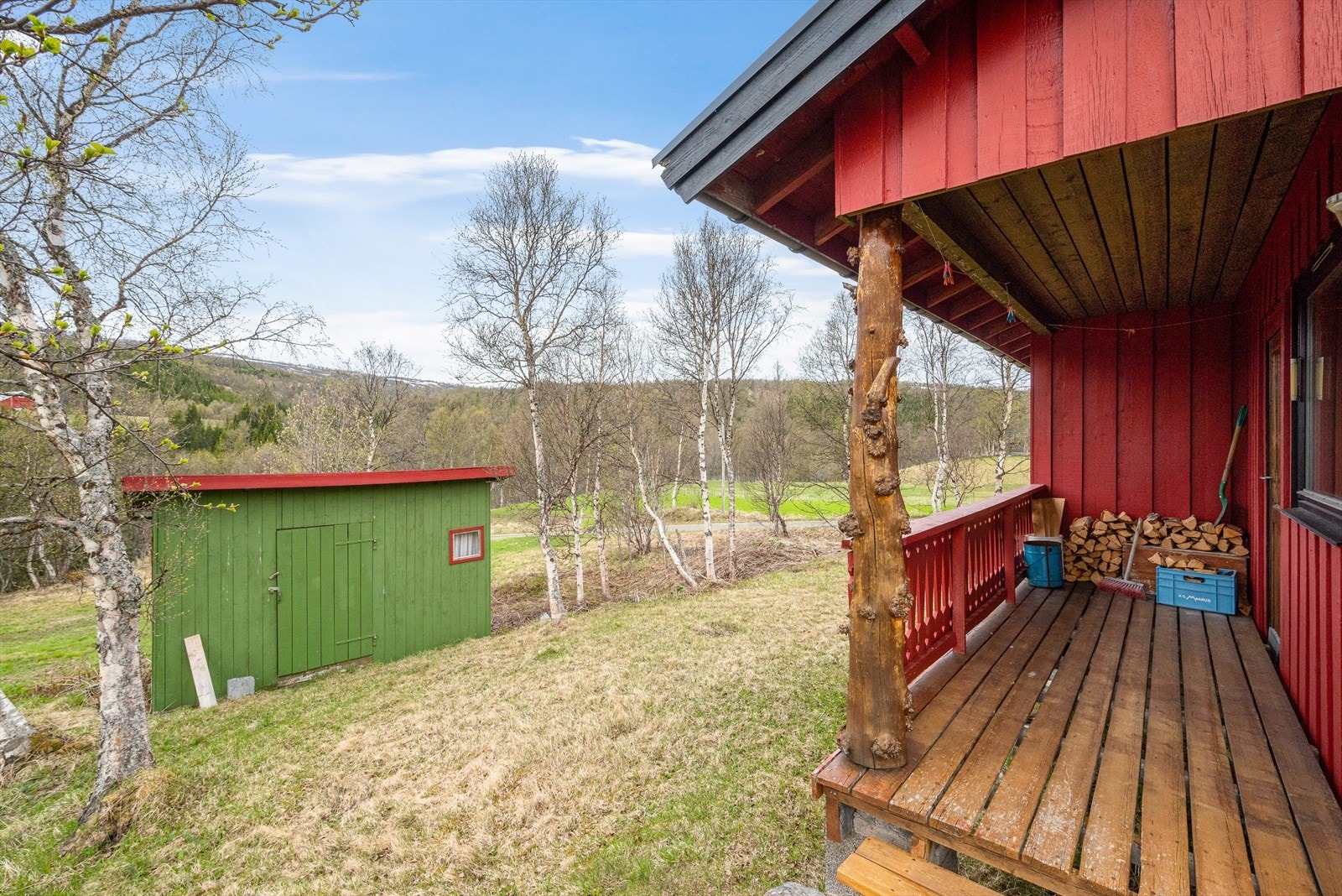 Utenfor stuen er det en overbygget terrasse med belysning og trapp ned til hagen. Galleribilde