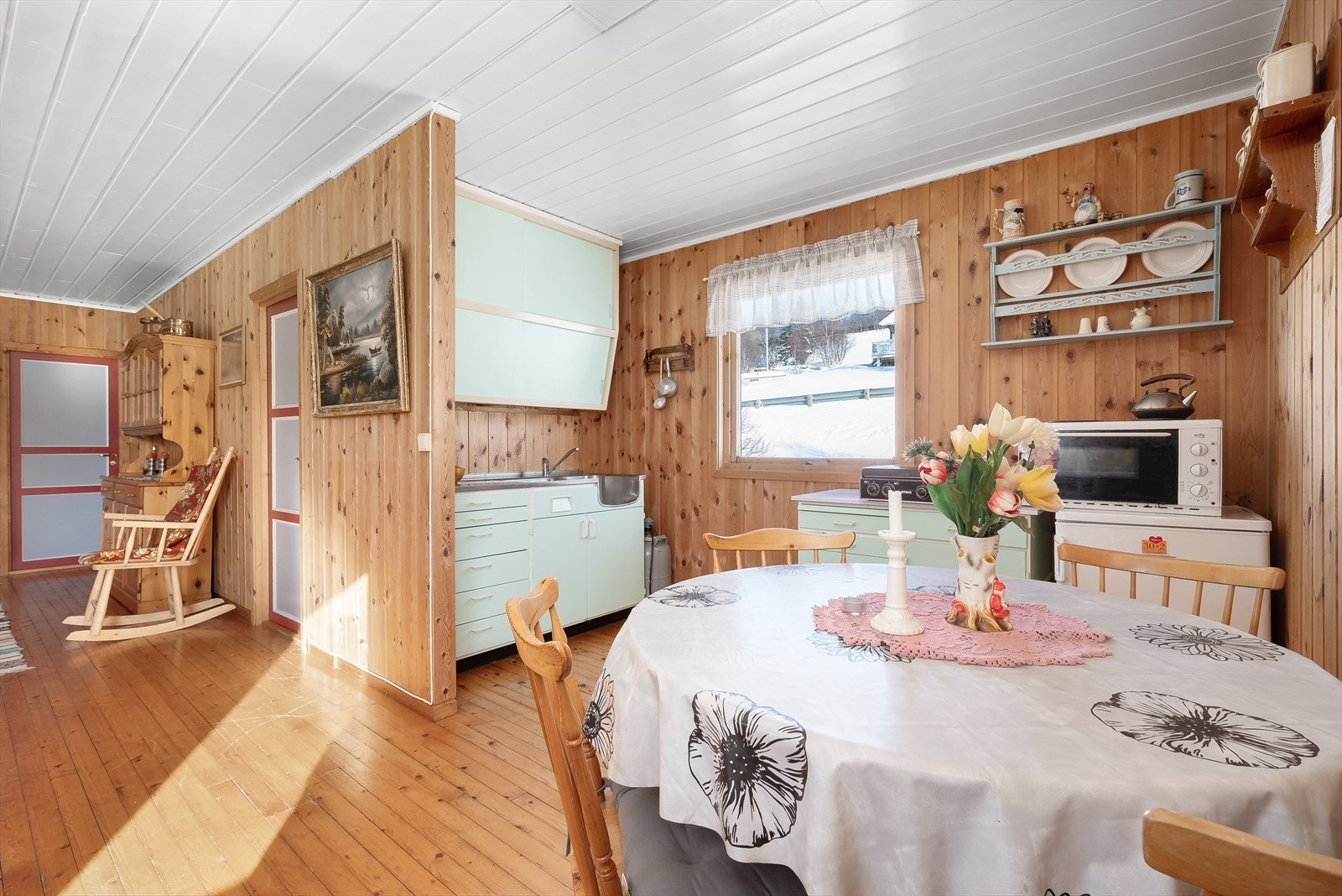 På kjøkkenet er det hybelkomfyr, kjøleskap og 4-bluss propan. Galleribilde