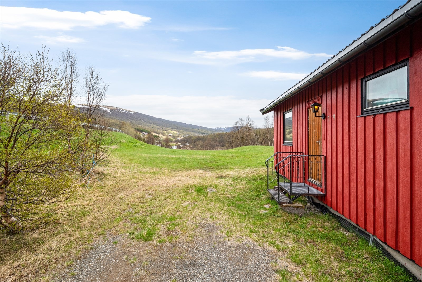 Det er enkel adkomst via bilvei helt frem til inngangspartiet, og bilen kan parkeres i en gruset innkjørsel. Galleribilde