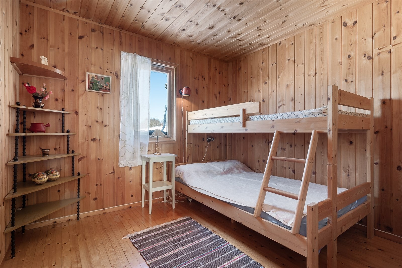 Hytta har tre koselige soverom på henholdsvis ca. 5, 8,5 og 9 kvm. Galleribilde