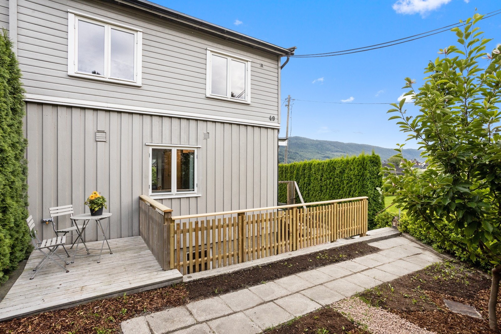 Sjarmerende terrasse og muligheter for kjøkkenhage. Galleribilde