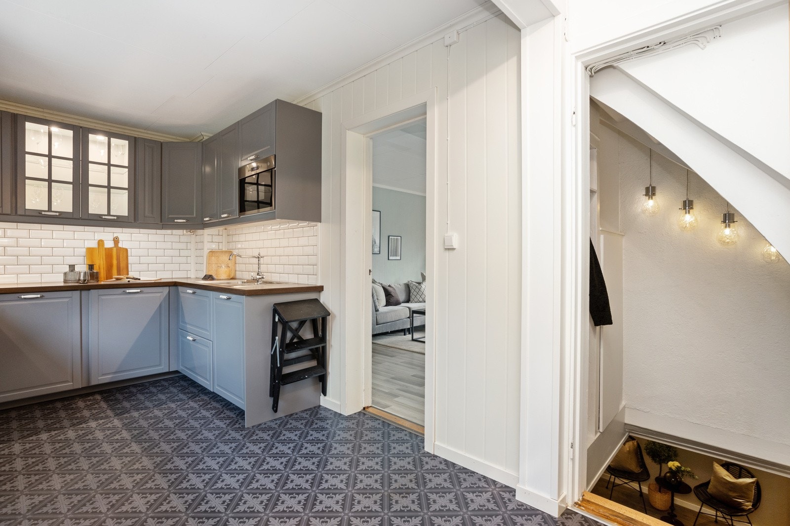 Trapp ned til underetasje fra kjøkken. Galleribilde