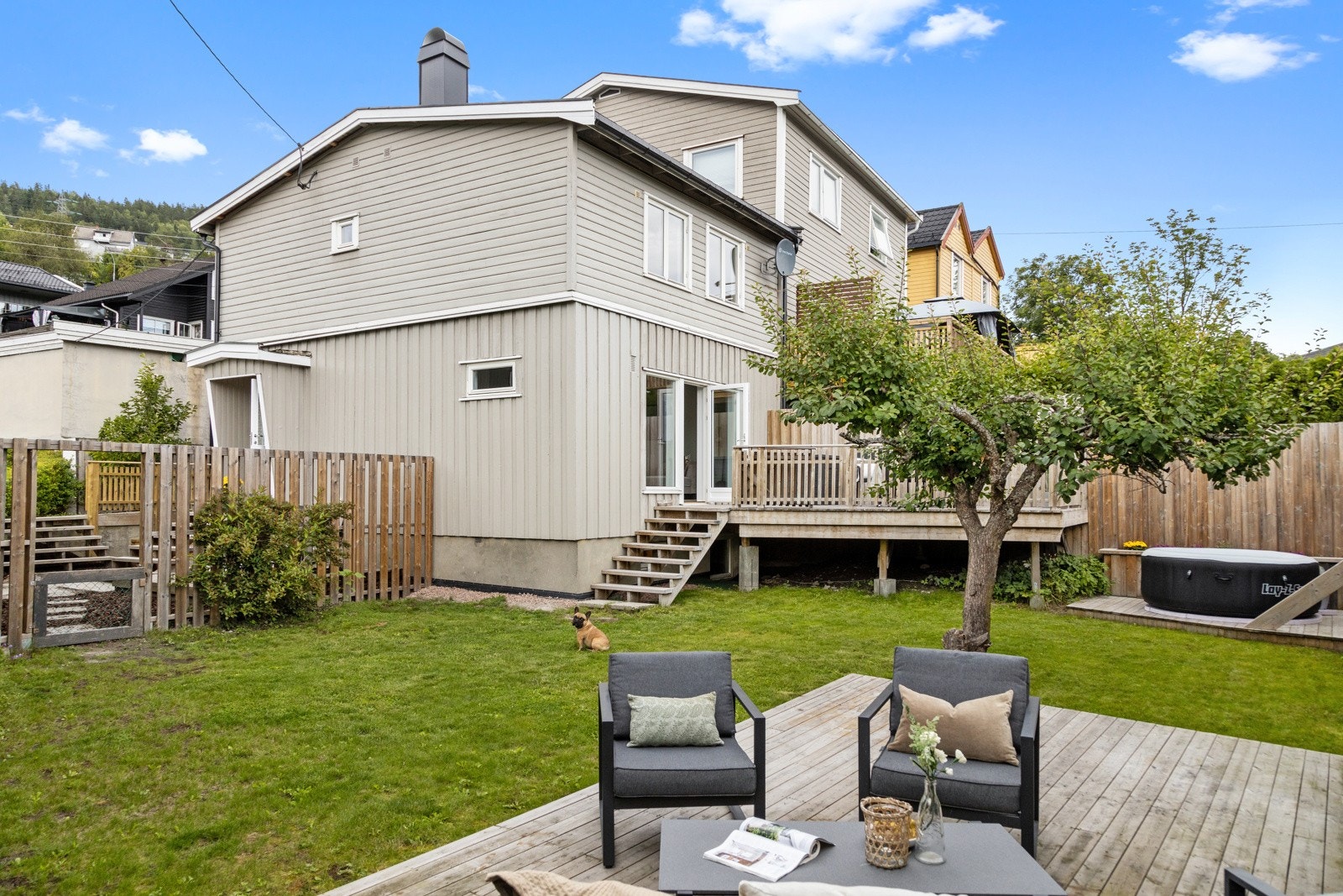 Stor skjermet hage med flere uteplasser. Galleribilde