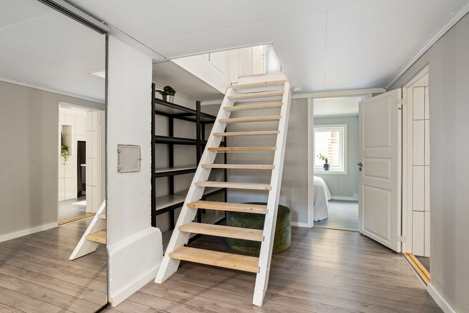 Undeertasjen består av en stor gang med en integrert skyvedørsgarderobe. Galleribilde