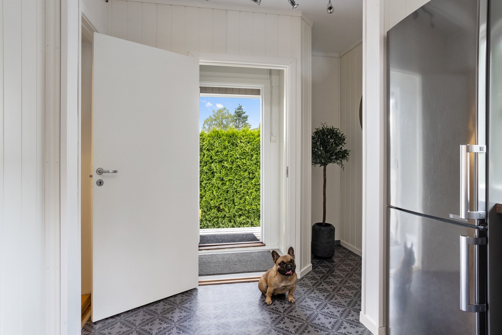 Hyggelig gang med adkomst til 2.etasje. Her er det naturlig plass til oppbevaring av klær. Galleribilde