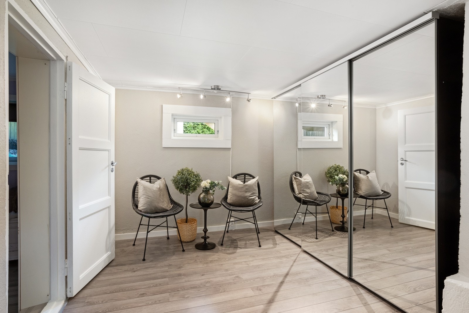 Stor gang med skyvedørsgarderobe. Galleribilde