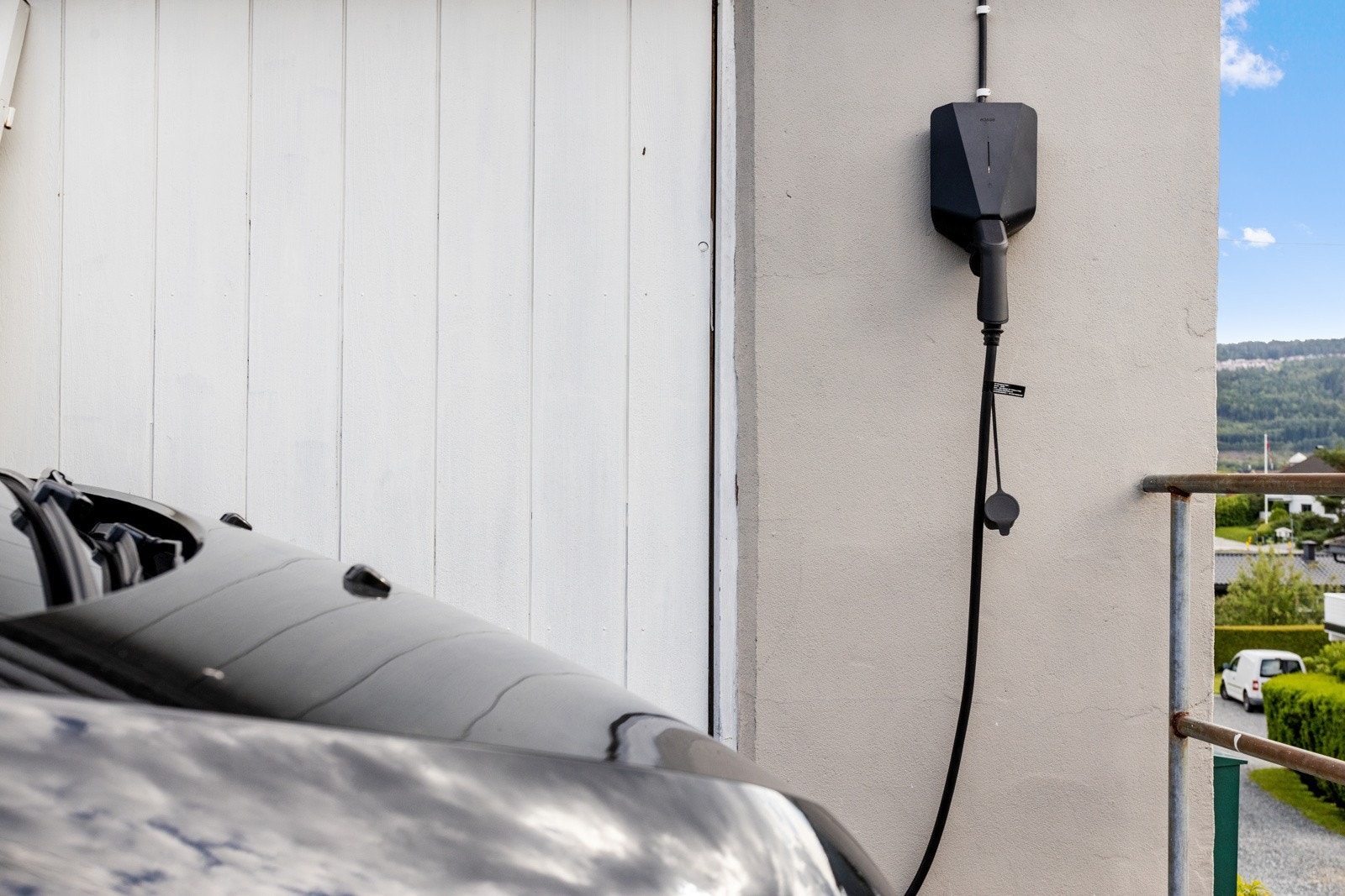 Garasje med elbillalder. Galleribilde