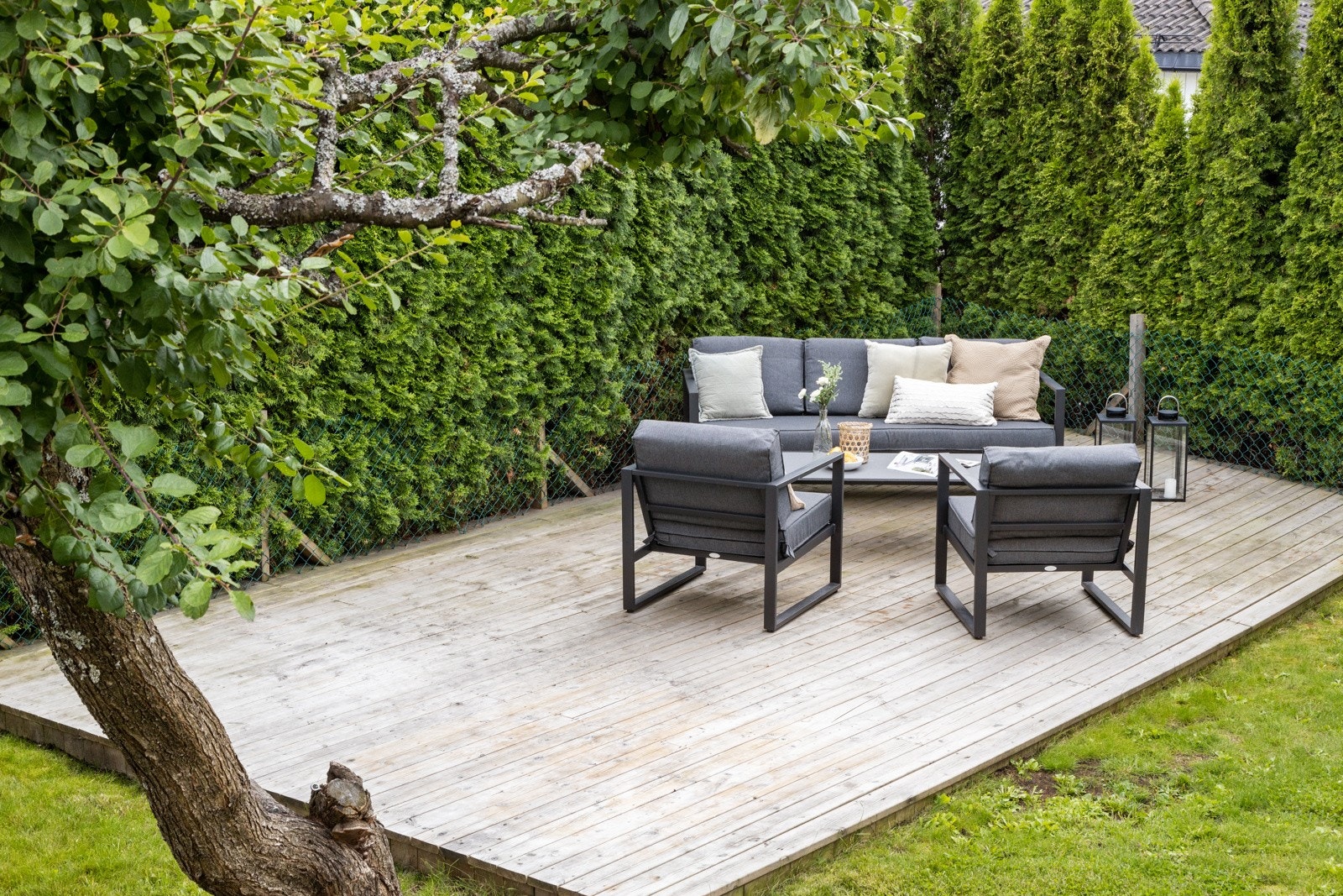 Boligen består av flere uteplasser svært skjermet for innsyn. Galleribilde