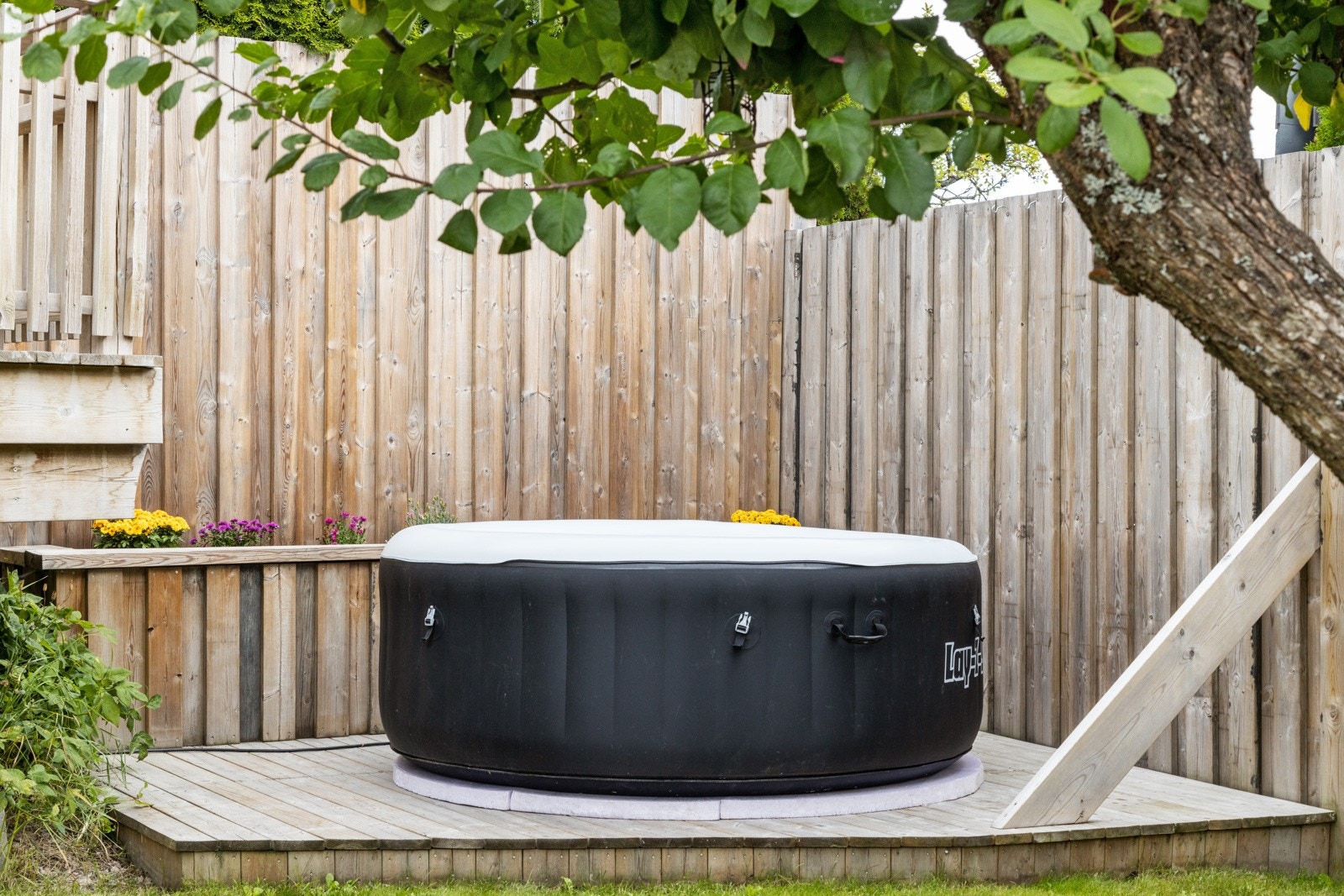 Koselig platting bygget for mulighet for sittegruppe eller jacuzzi. Galleribilde