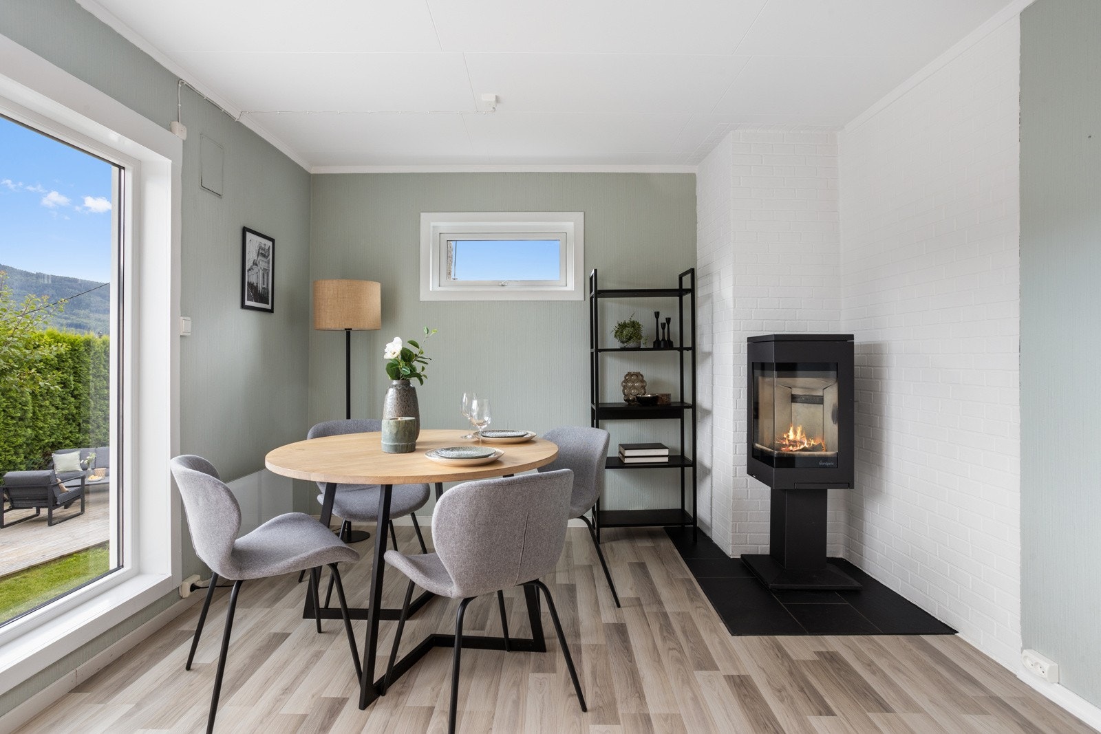 Store vinduer sørger for godt med dagslys inn i stue og spisestue. Galleribilde