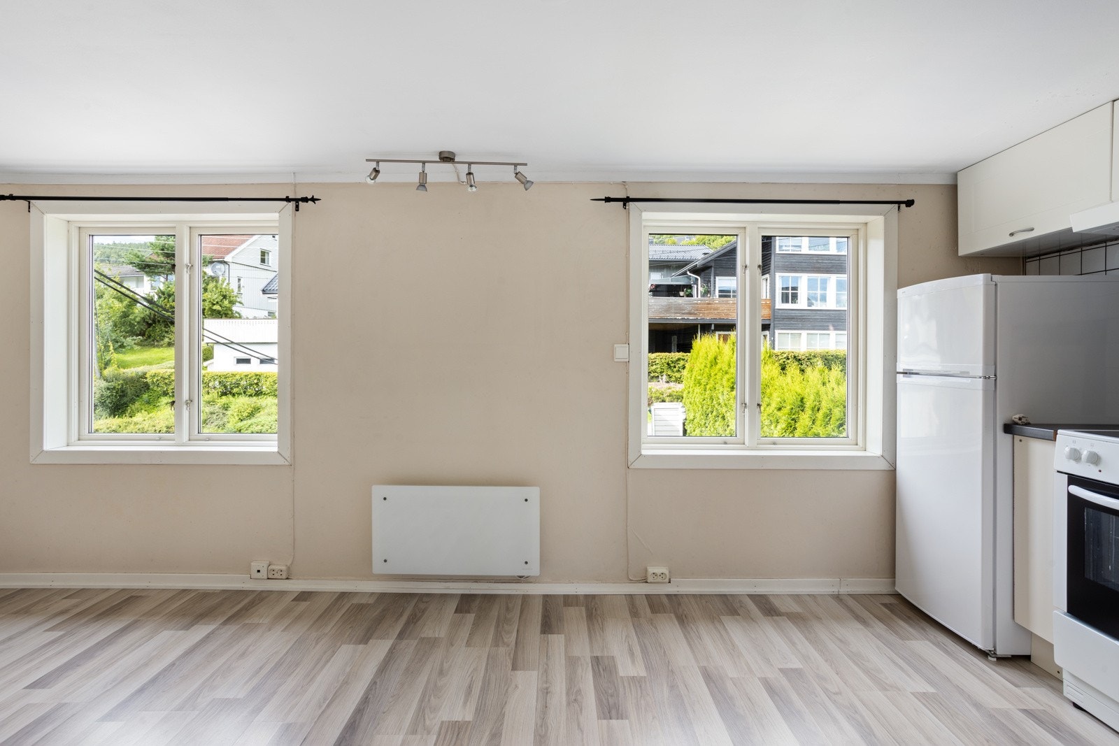 2.etasjen har vært leid ut for 8500,- per mnd eks strøm. den består av kjøkken/stue, 2 soverom og bad. Galleribilde