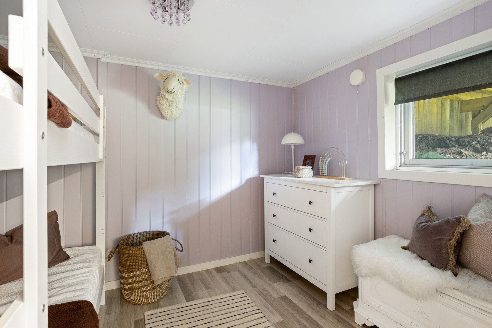 Soverom 2 med utsyn mot hagen. (ikke godkjent for varig opphold) Galleribilde