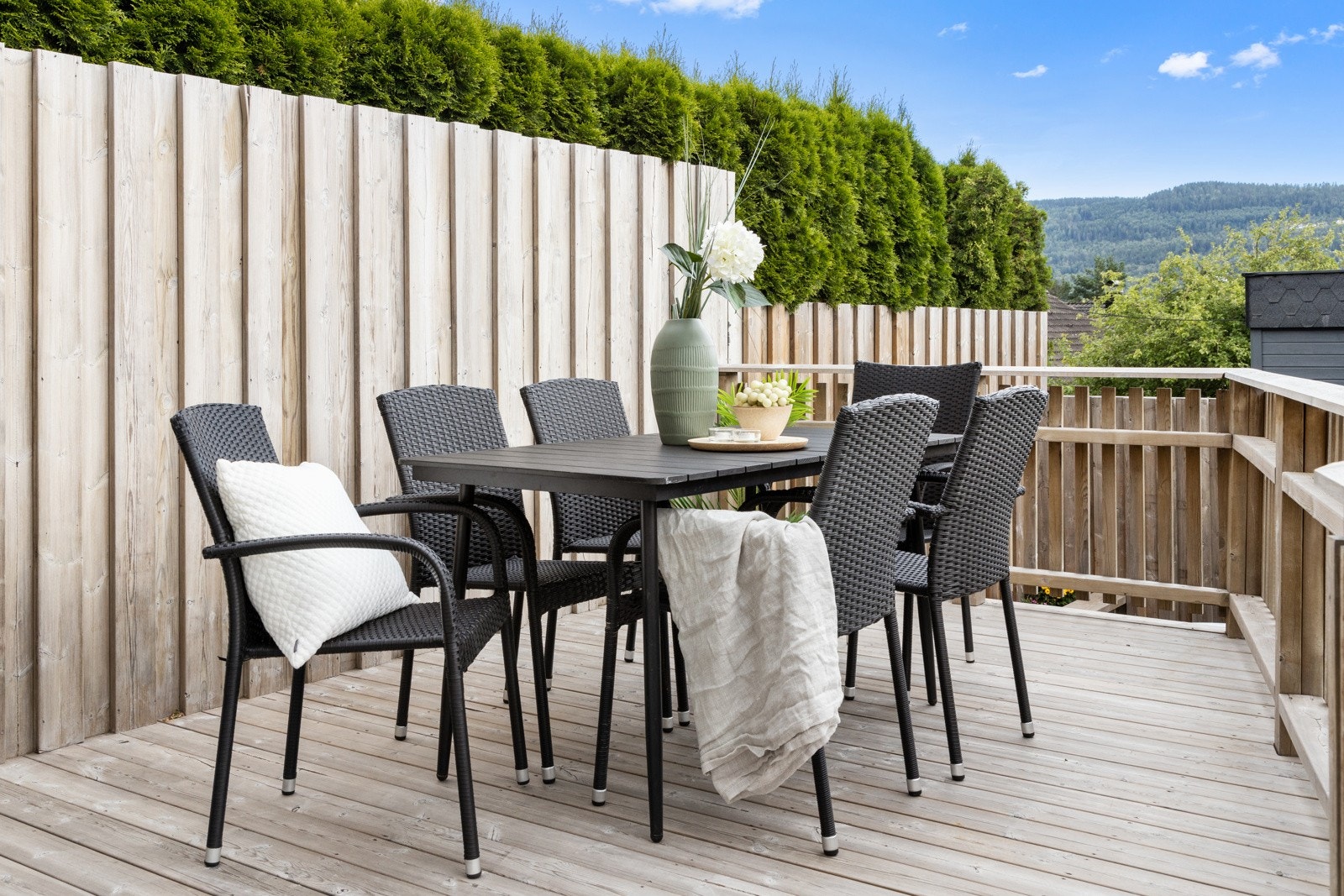 Utgang fra stue til sydvendt terrasse på 14 kvm. Galleribilde