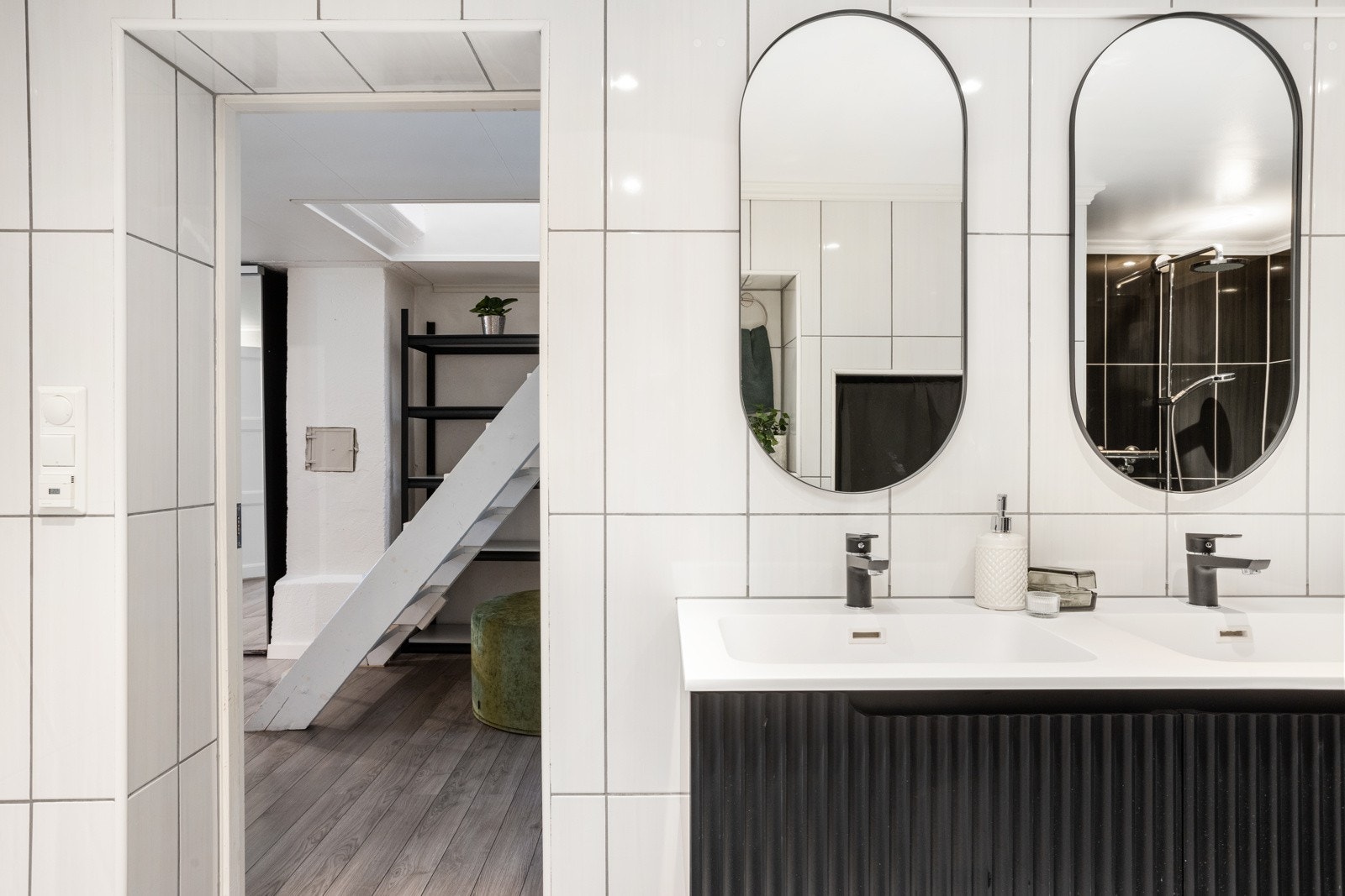 Bad i underetasje med ny servant, blandebatteri og speil fra 2023. Galleribilde