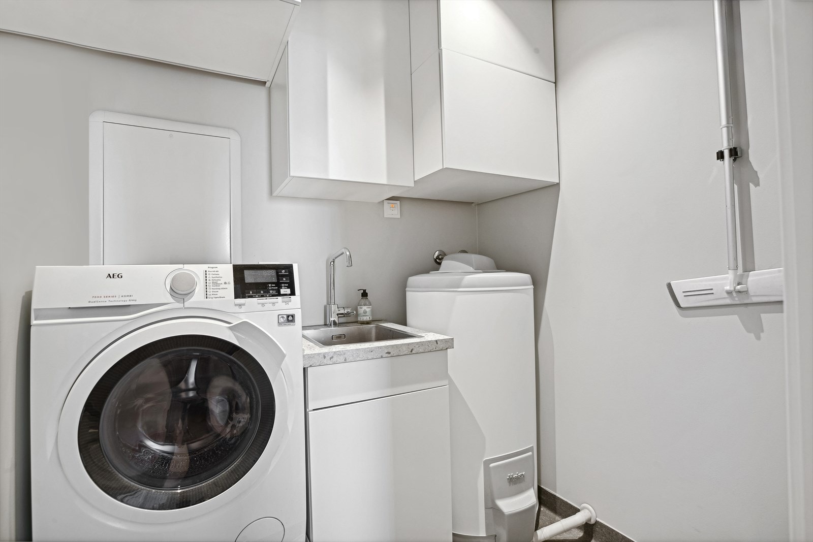 I likhet med badet ble vaskerommet pusset opp i 2022/23, og her er det montert en varmtvannsbereder på 190 liter og gulvvarme. Galleribilde