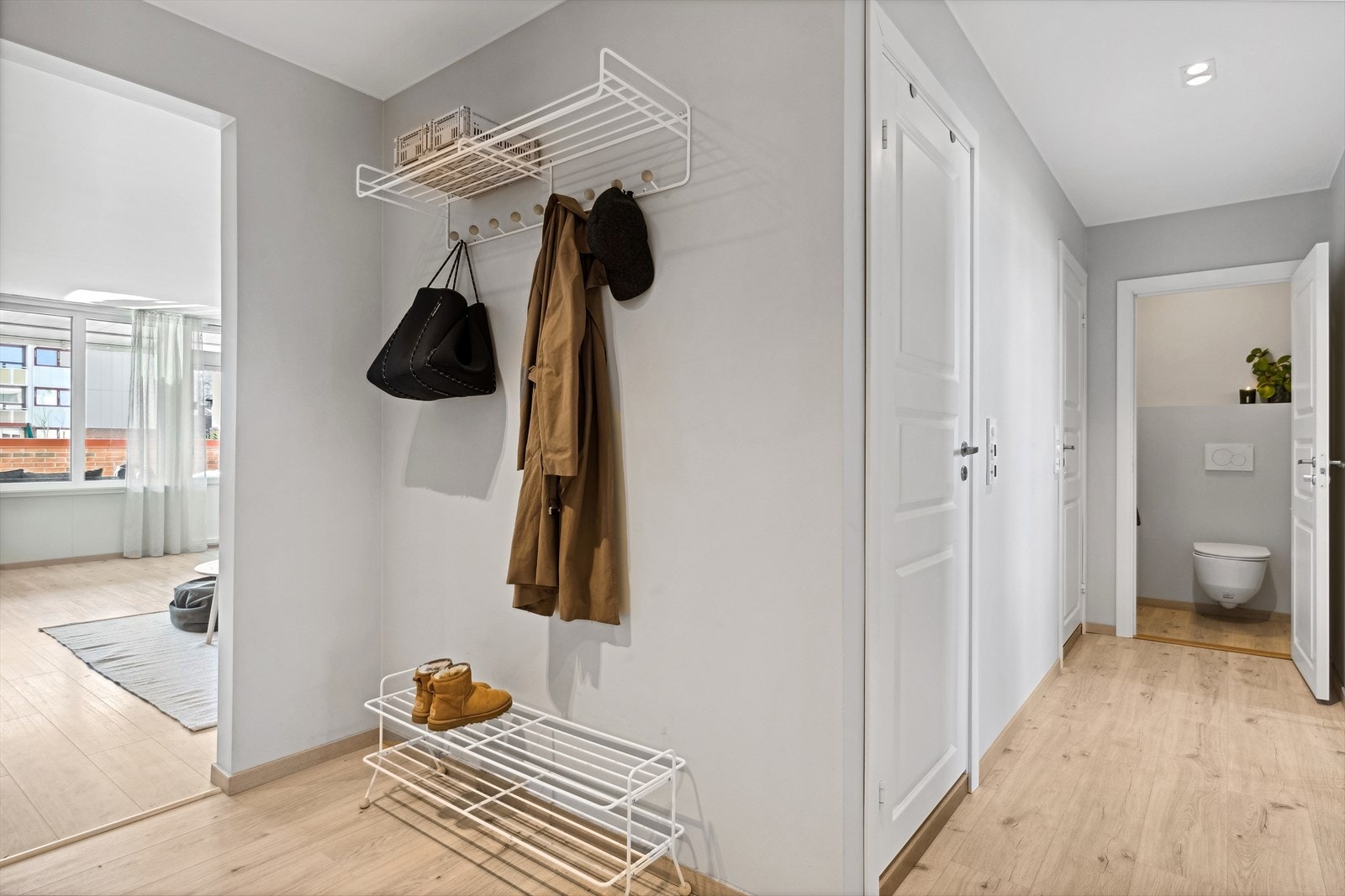 Her får man en god smakebit på det stilrene og gjennomførte uttrykket i leiligheten. Det er etablert gulvvarme i hele gangen. Galleribilde