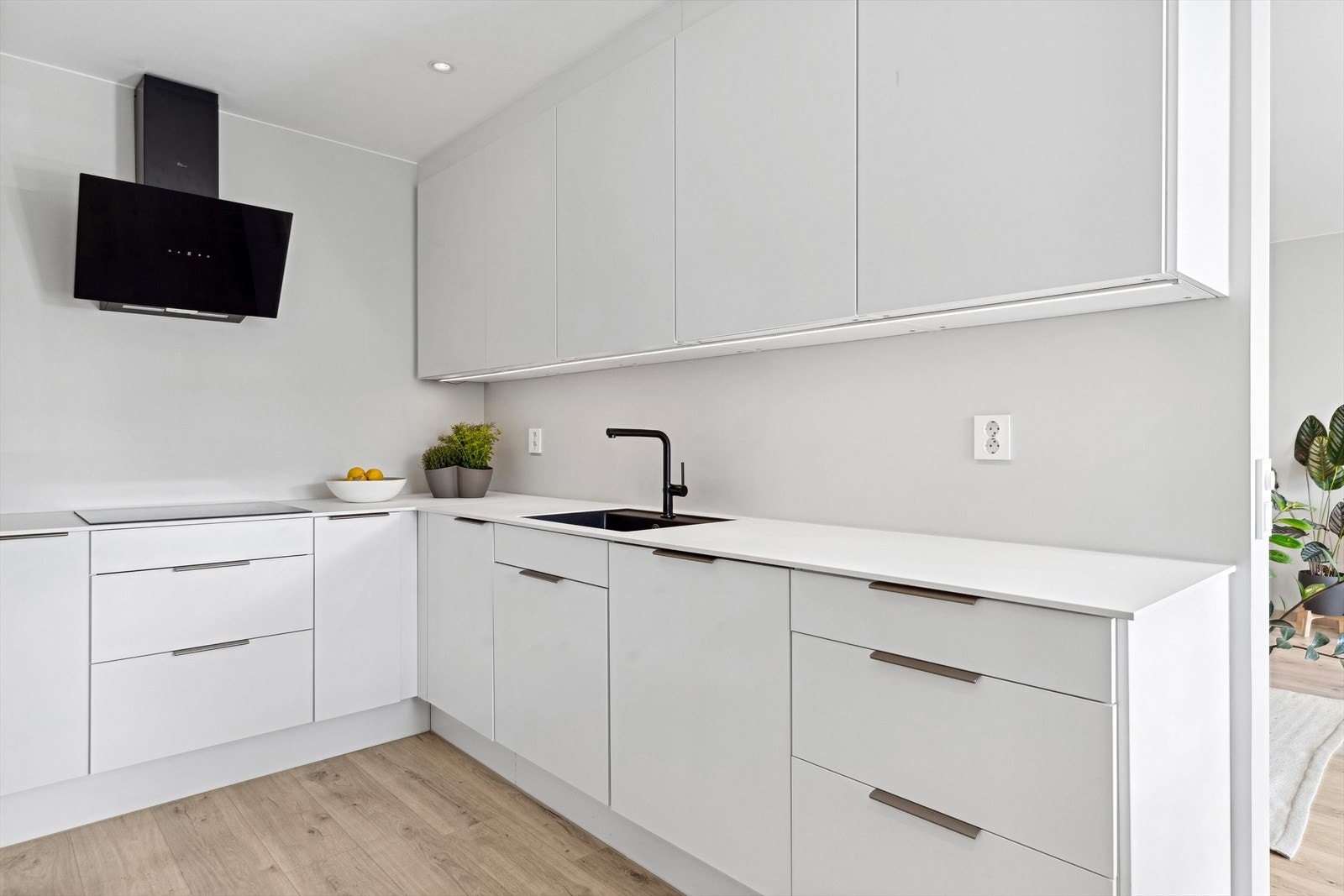 Kjøkkenet har en påkostet kompaktlaminat benkeplate og kjøkkenet er oppført i en smart u-form med god skap- og benkeplass. Galleribilde