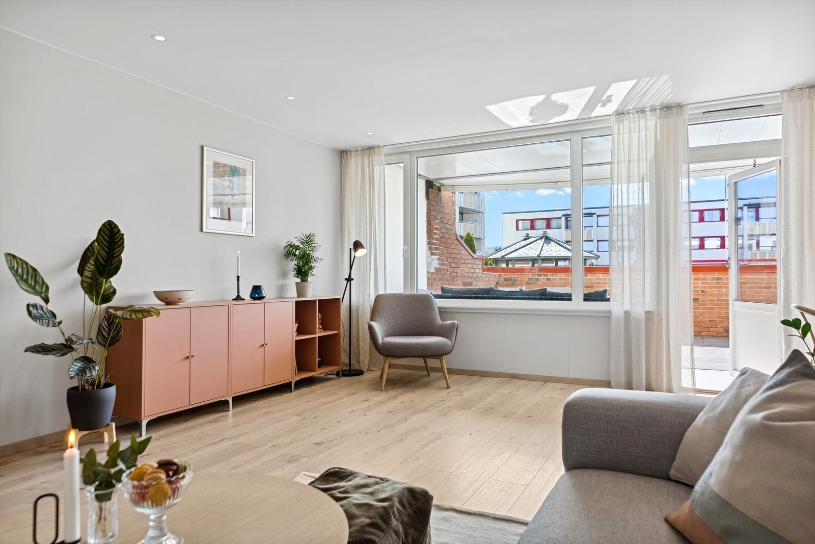 Nyere 1-stavs laminatgulv står godt til veggflater malt i en delikat gråtone. Galleribilde