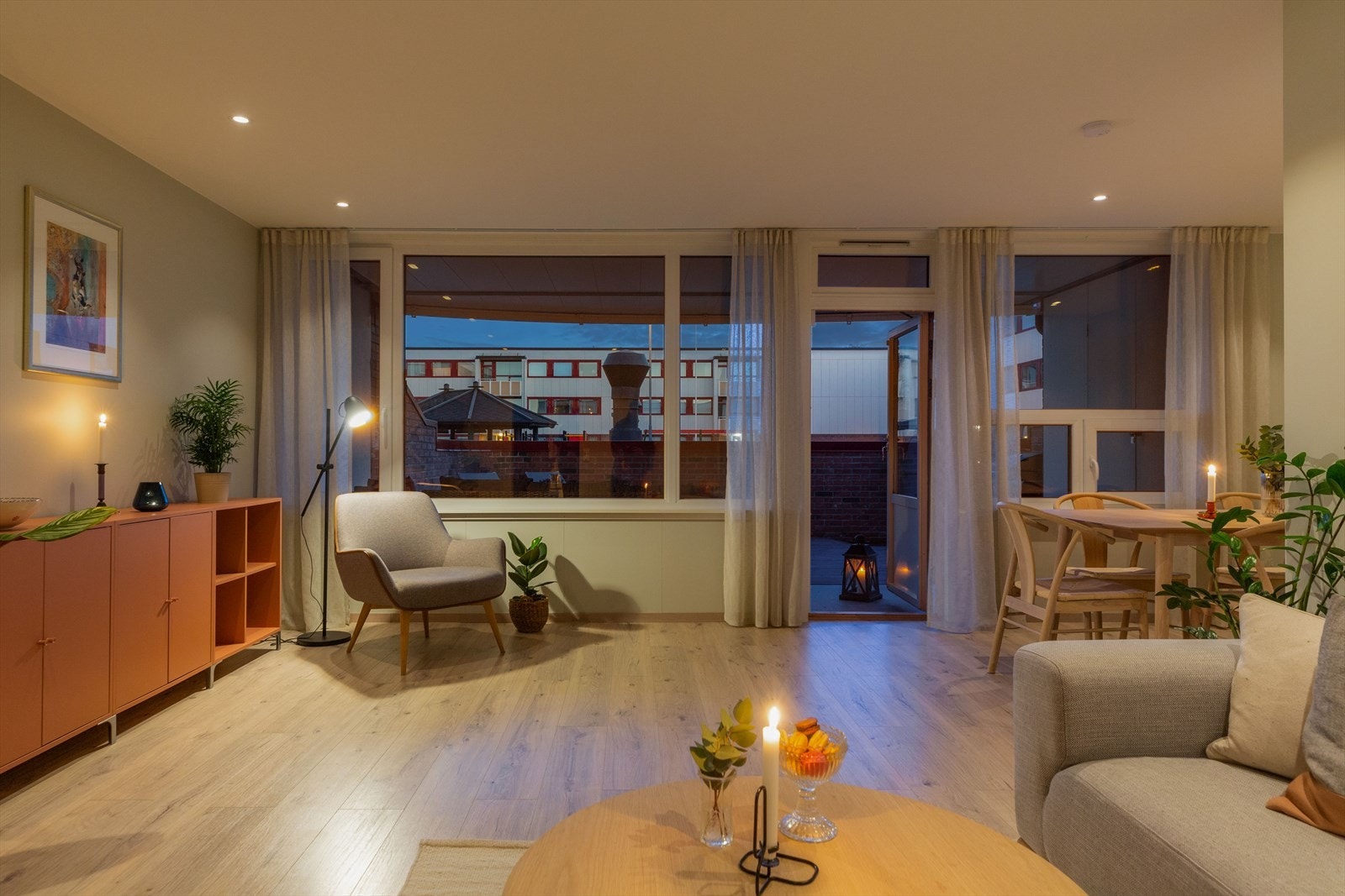 Stuen innbyr til hygge fra tidlig morgen til sent på kveld. Galleribilde