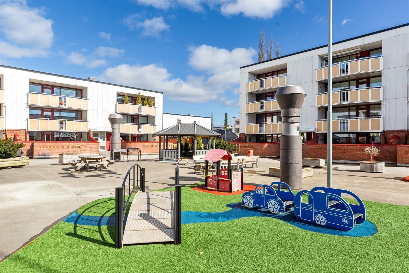 Borettslaget har en fin bakgård med lekeplass, sittegrupper og blomsterkasser. Galleribilde