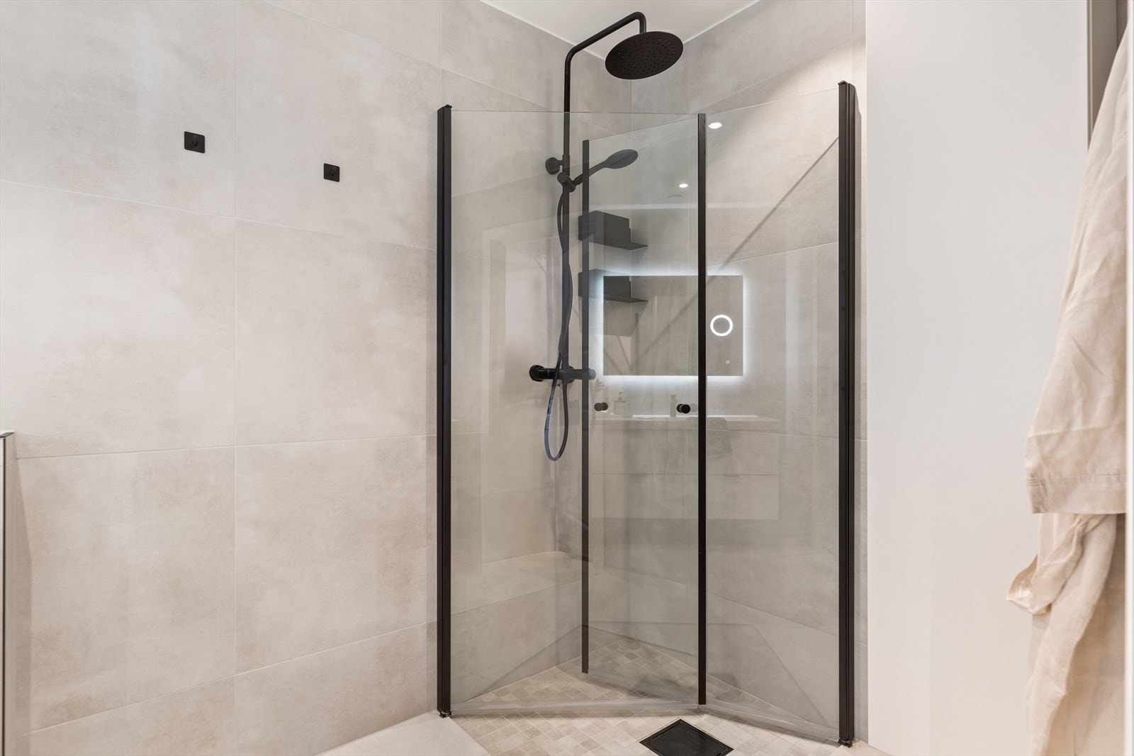 Badet har et dusjhjørne med sort regnfallsdusj for litt luksus i hverdagen. Galleribilde