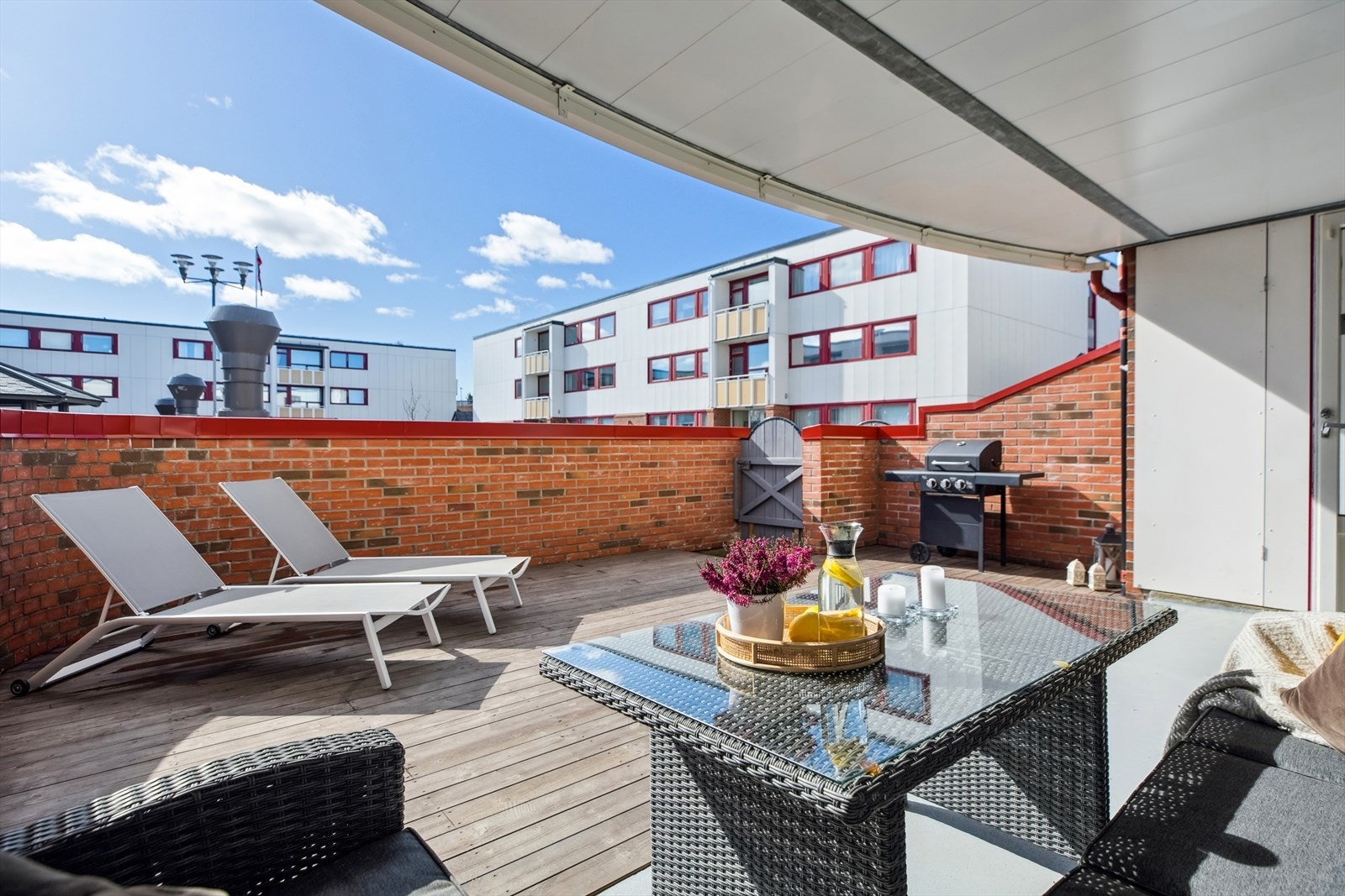 Fra stuen er det utgang til en herlig og delvis overbygget terrasse på ca. 36 kvm. Terrassen er vendt mot sør og oppleves som skjermet. Galleribilde