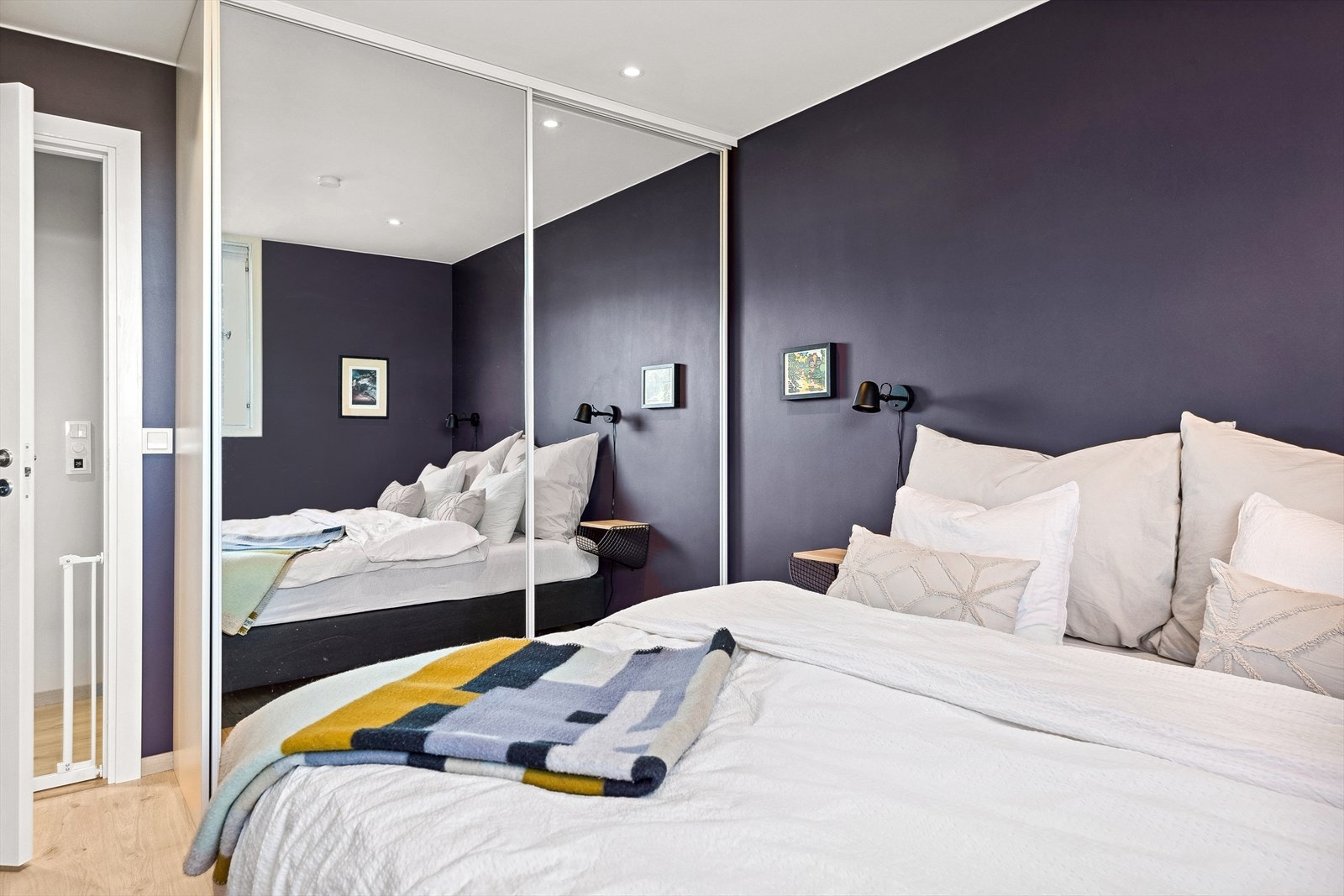 På hovedsoverommet er det downlights og en stor skyvedørsgarderobe med speilfronter. Galleribilde
