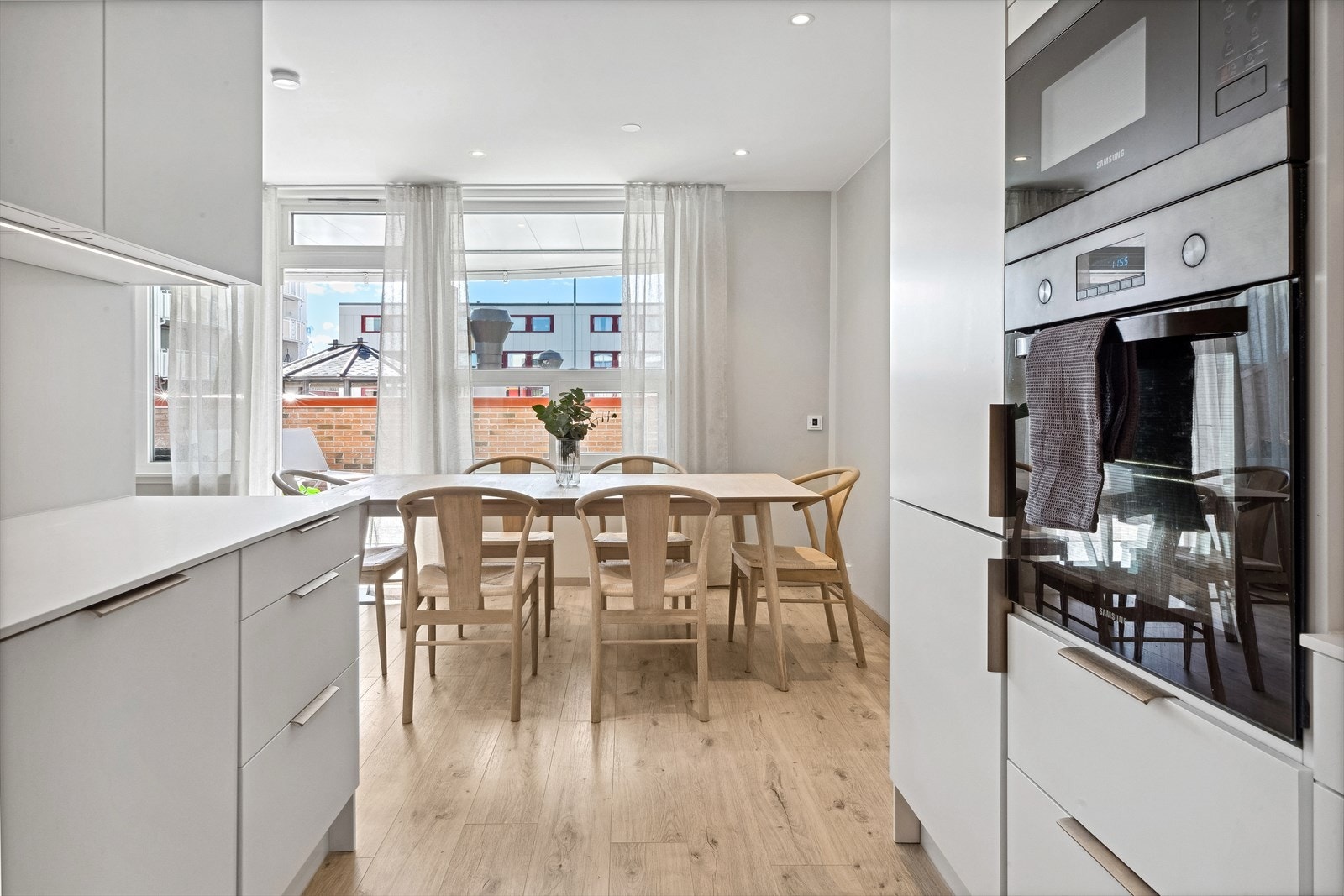 Integrert i innredningen har kjøkkenet induksjonstopp, stekeovn, oppvaskmaskin, mikrobølgeovn og en kombinert kjøl/frys. De fleste hvitevarene er fra Samsung. Galleribilde