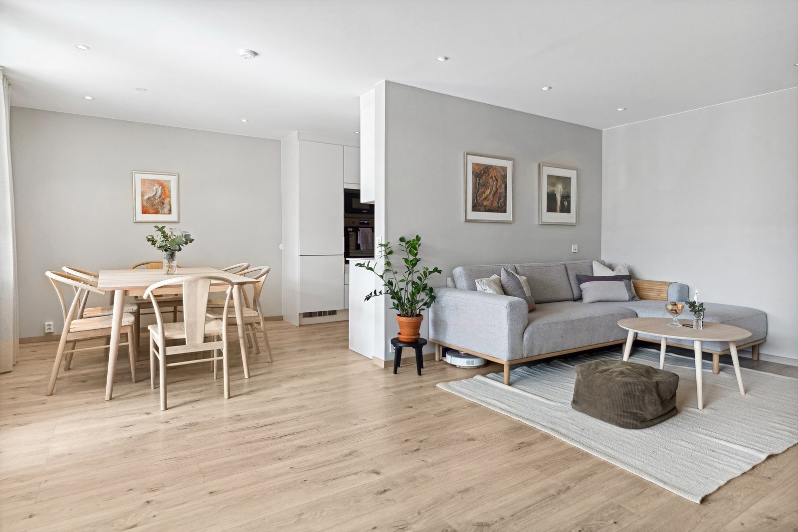 Dagslyset suppleres ypperlig av downlights rundt store deler av stuehimlingen. All belysning i leiligheten kan styres via mobiltelefonen om ønskelig. Galleribilde